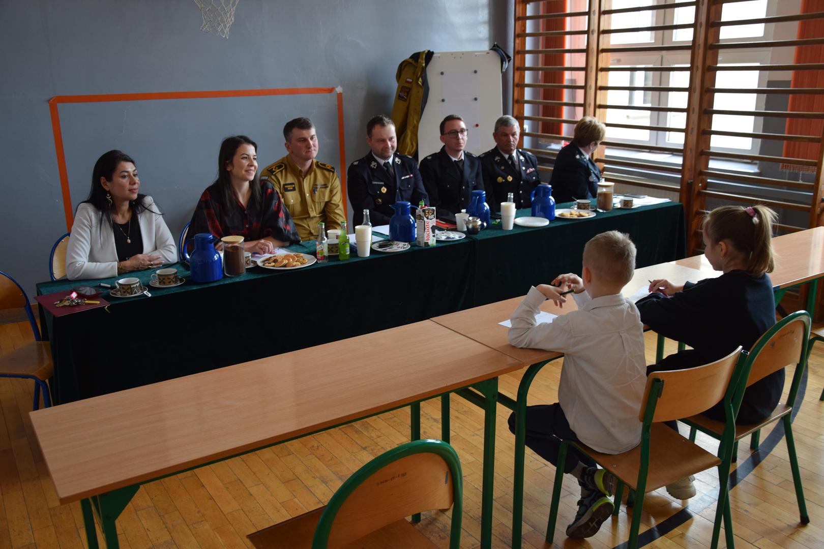 Zdjęcie przedstawia uczestników turnieju podczas ustnego egzaminu