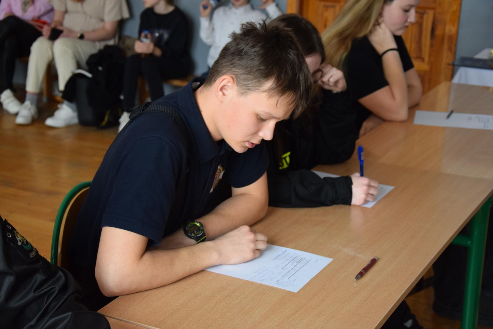 Zdjęcie przedstawia uczestników turnieju podczas ustnego egzaminu