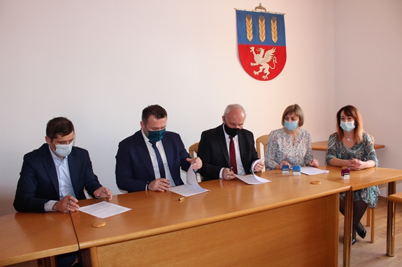 Zdjęcie przedstawiające moment podpisania umowy.