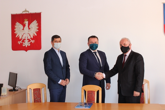 Zdjęcie przedstawiające Wójta Gminy Mierzęcice Grzegorza Podlejskiego, Starostę Będzińskiego Sebastiana Szaleńca oraz Wicestarostę Dariusza Waluszczyka. 