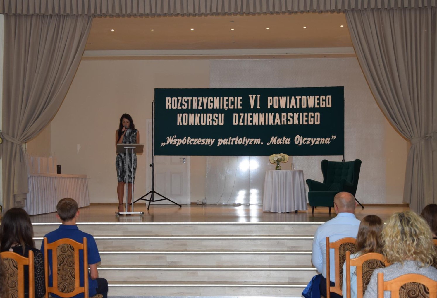 Zdjęcie przedstawia moment przemówienia Pani Karoliny Dymarskiej Dyrektor Gminnego Ośrodka Kultury w Mierzęcicach