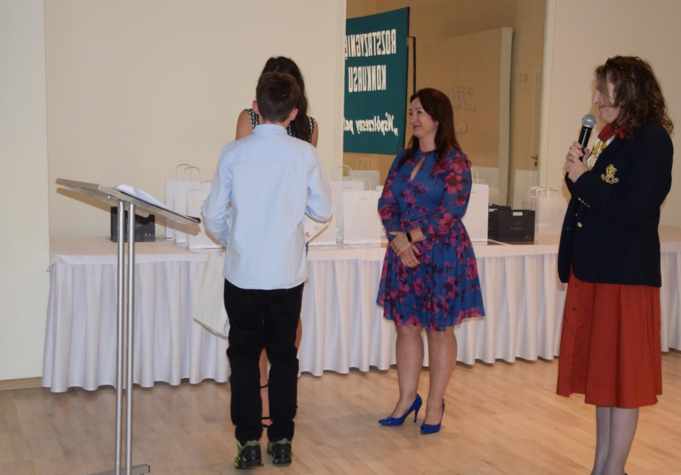 Zdjęcie przedstawia moment wręczenia nagród