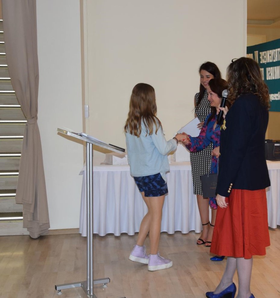 Zdjęcie przedstawia moment wręczenia nagród
