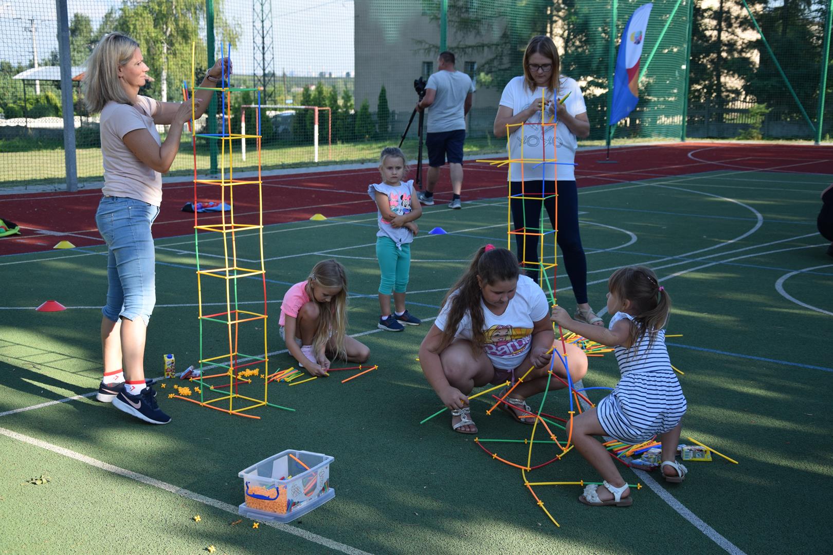 Zdjęcie przedstawiające rodzinny turniej sportowy