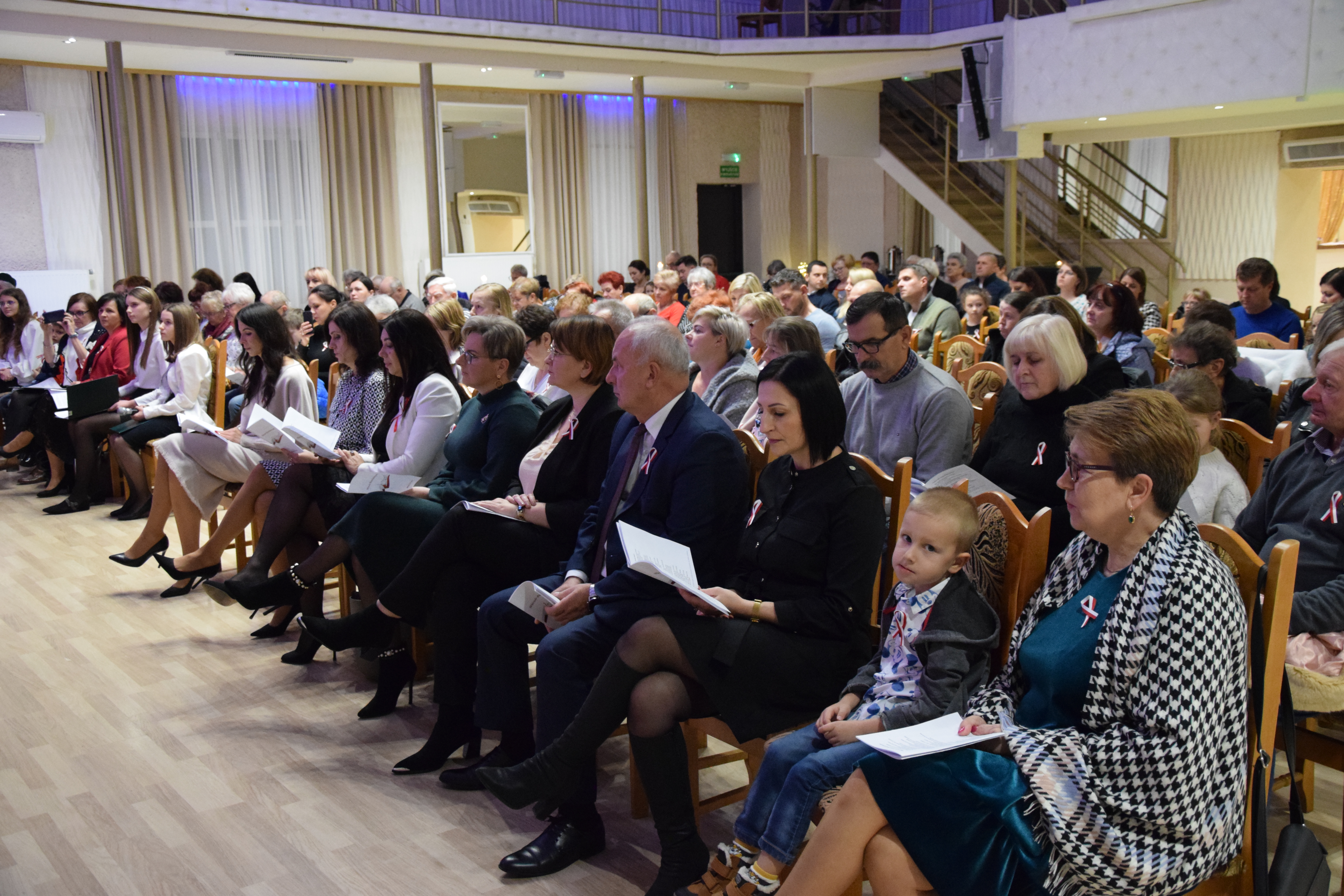 zdjęcie przedstawiające ujęcie widowni na sali Gminnego Ośrodka Kultury w Mierzęcicach