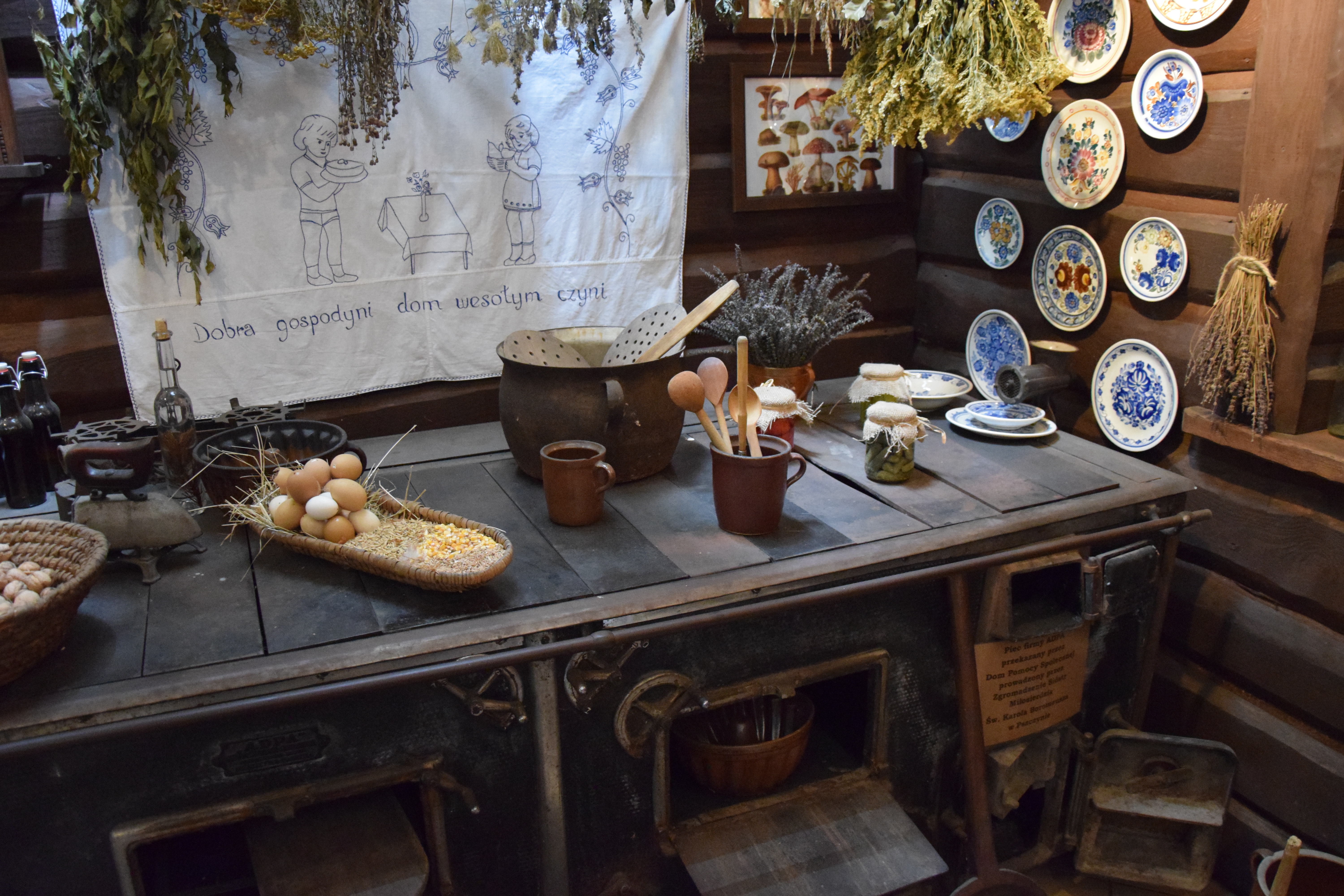 Zdjęcie przedstawiające wnętrze dawnej kuchni Pszczyńskiej
