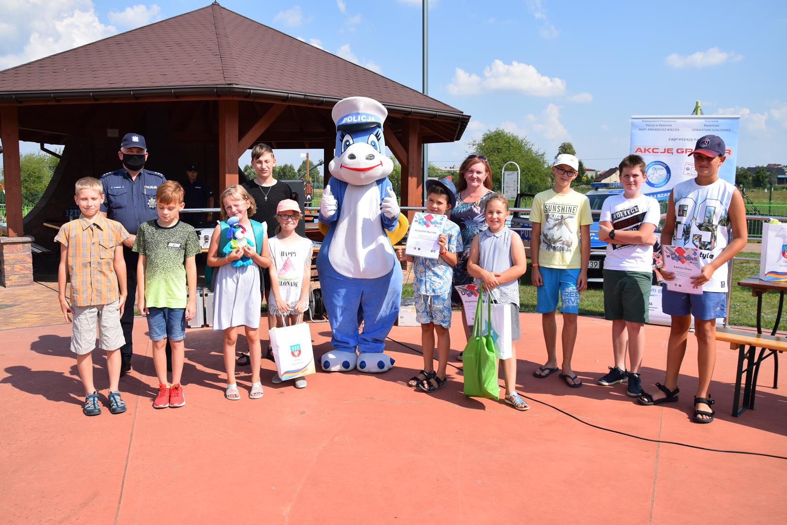 Wspólne zdjęcie uczestników konkursu na stworzenie gry planszowej ze Smoczycą Klarą