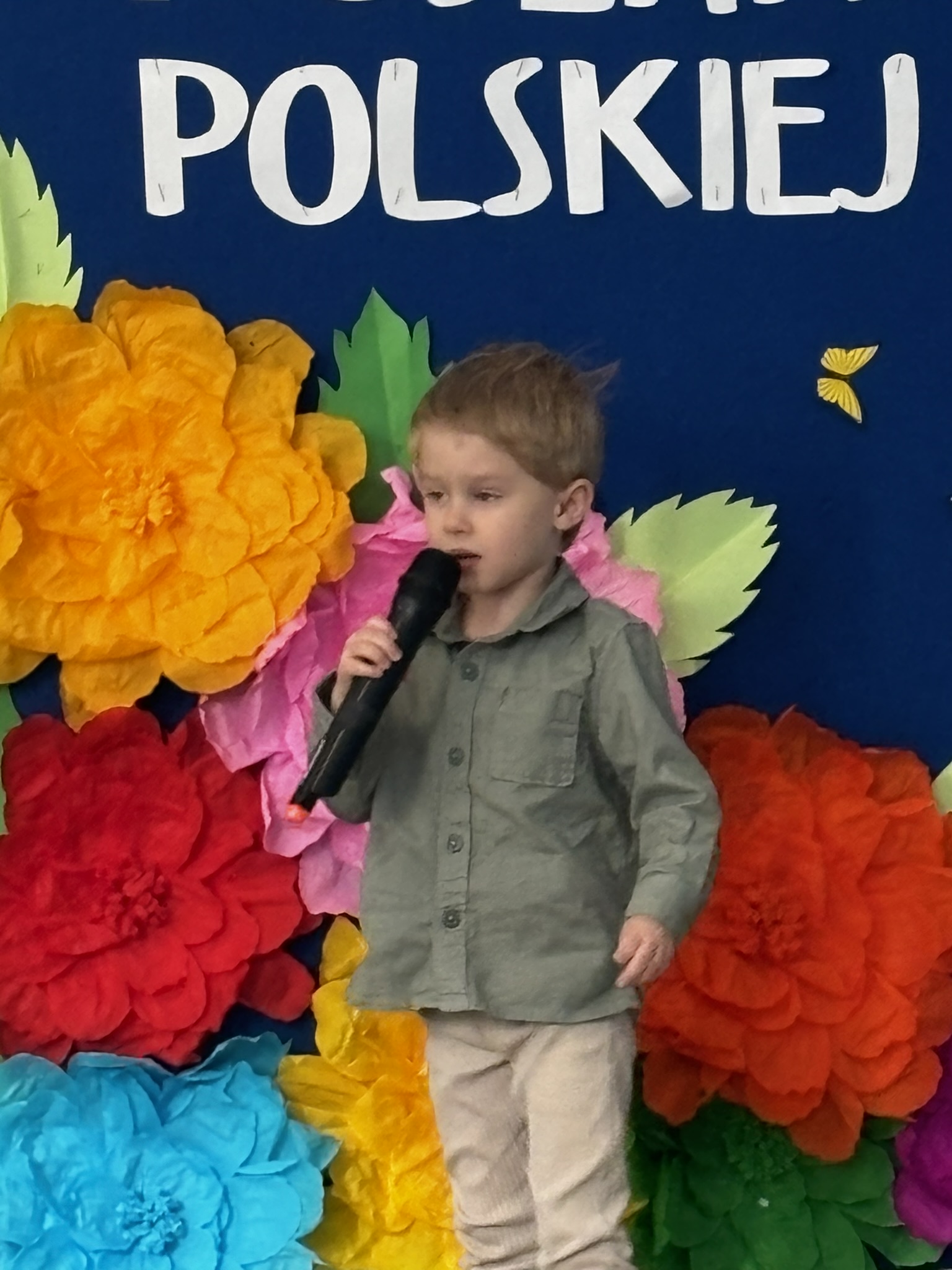 Zdjęcie przedstawia uczestnika konkursu wokalnego w&nbsp;trakcie występu