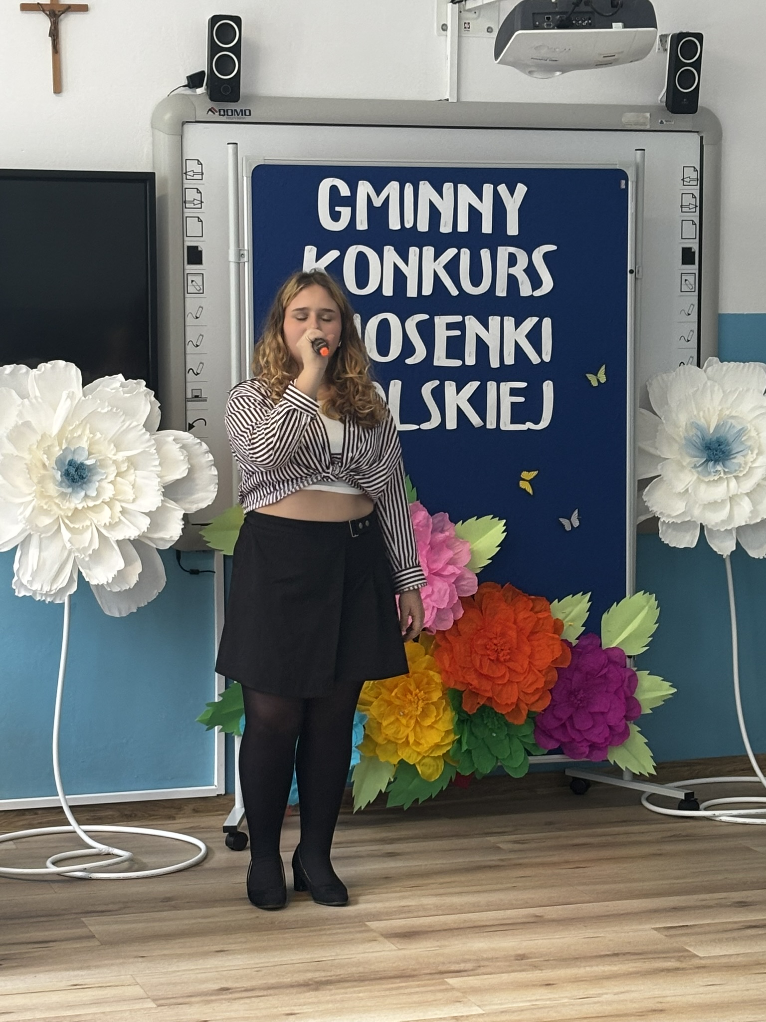 Zdjęcie przedstawia uczestnika konkursu wokalnego w&nbsp;trakcie występu