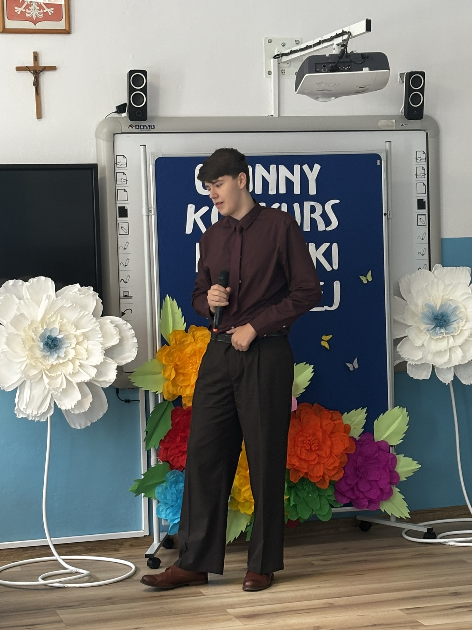 Zdjęcie przedstawia uczestnika konkursu wokalnego w&nbsp;trakcie występu