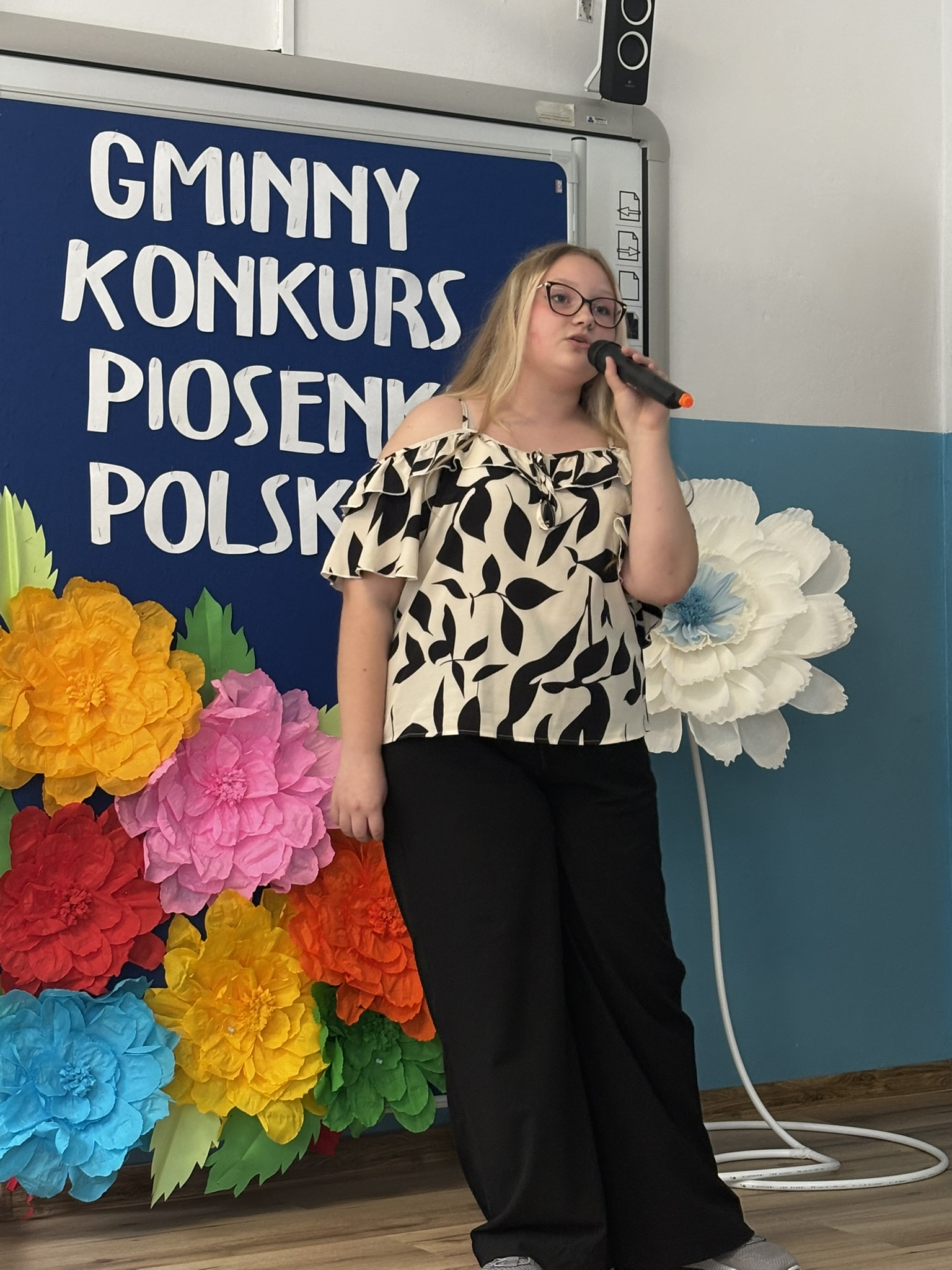 Zdjęcie przedstawia uczestnika konkursu wokalnego w&nbsp;trakcie występu