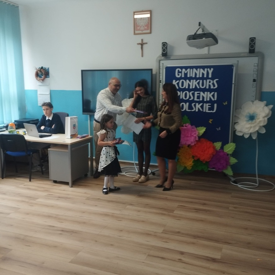 Zdjęcie przedstawia moment wręczania nagród i&nbsp;wyróżnień