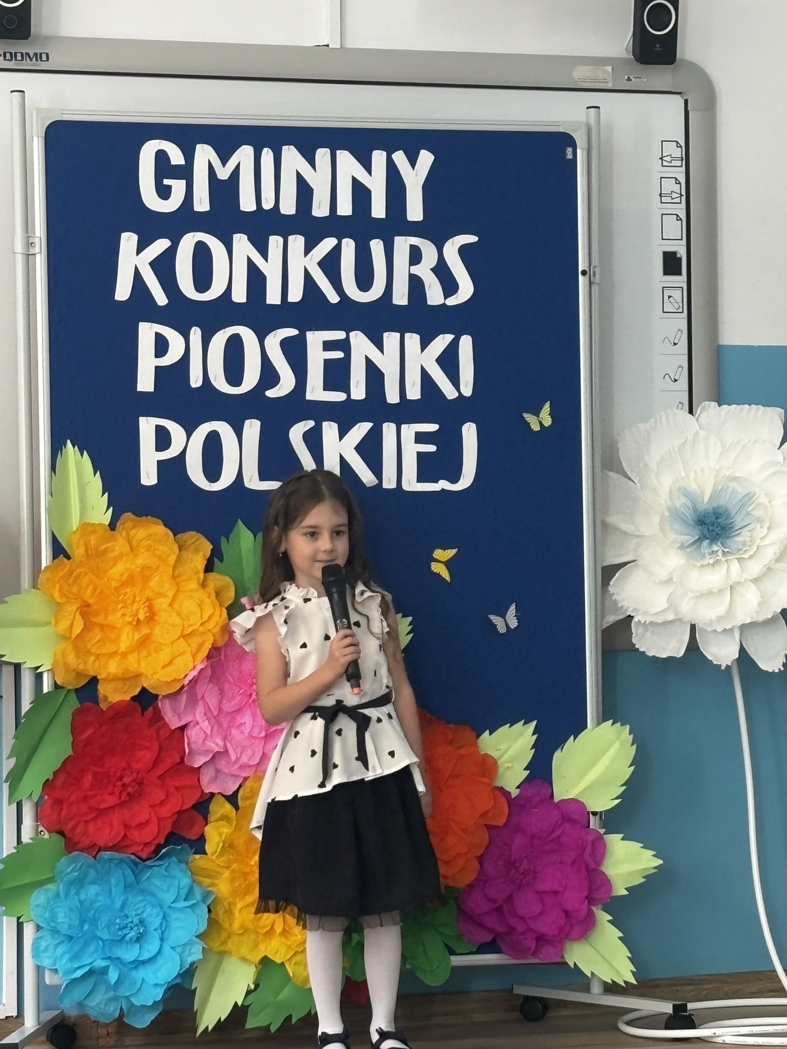 Zdjęcie przedstawia uczestnika konkursu wokalnego w&nbsp;trakcie występu