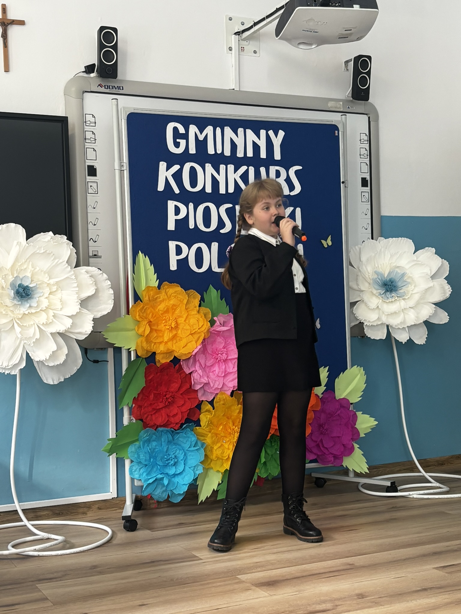 Zdjęcie przedstawia uczestnika konkursu wokalnego w&nbsp;trakcie występu