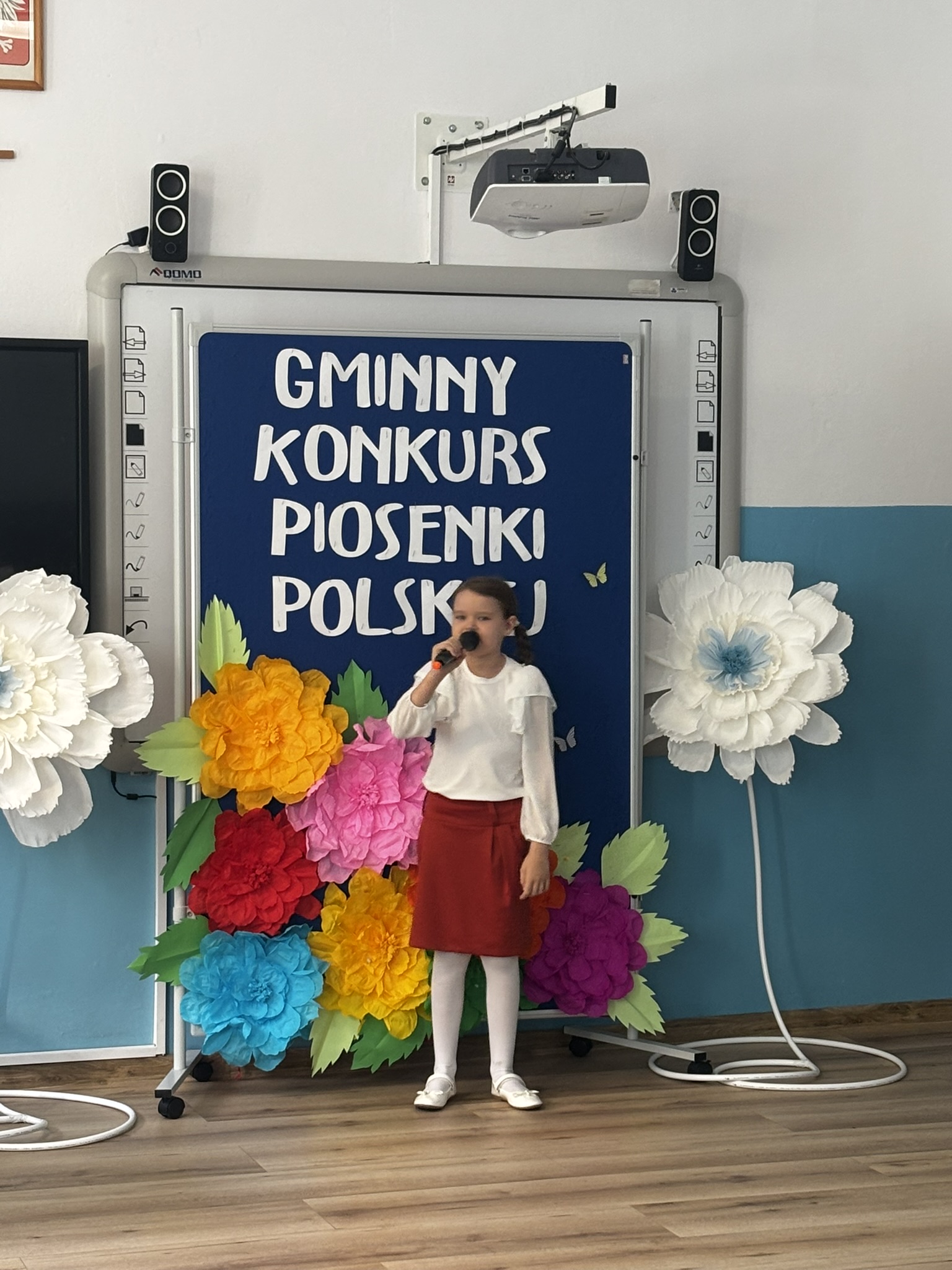 Zdjęcie przedstawia uczestnika konkursu wokalnego w&nbsp;trakcie występu