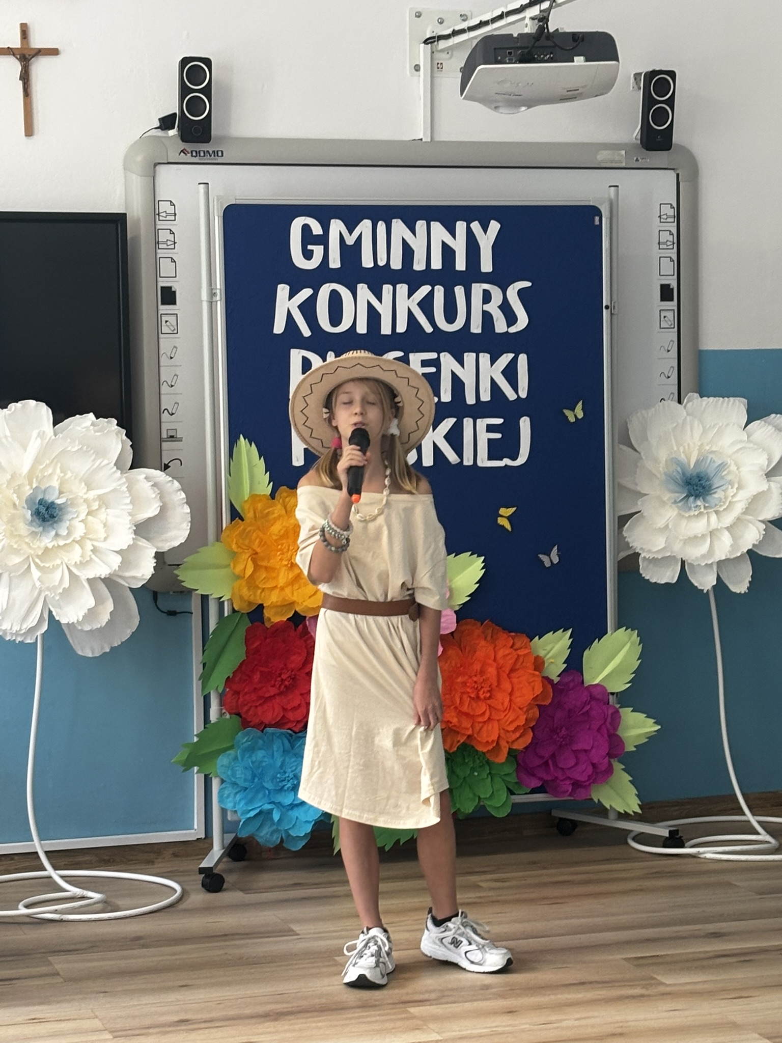 Zdjęcie przedstawia uczestnika konkursu wokalnego w&nbsp;trakcie występu