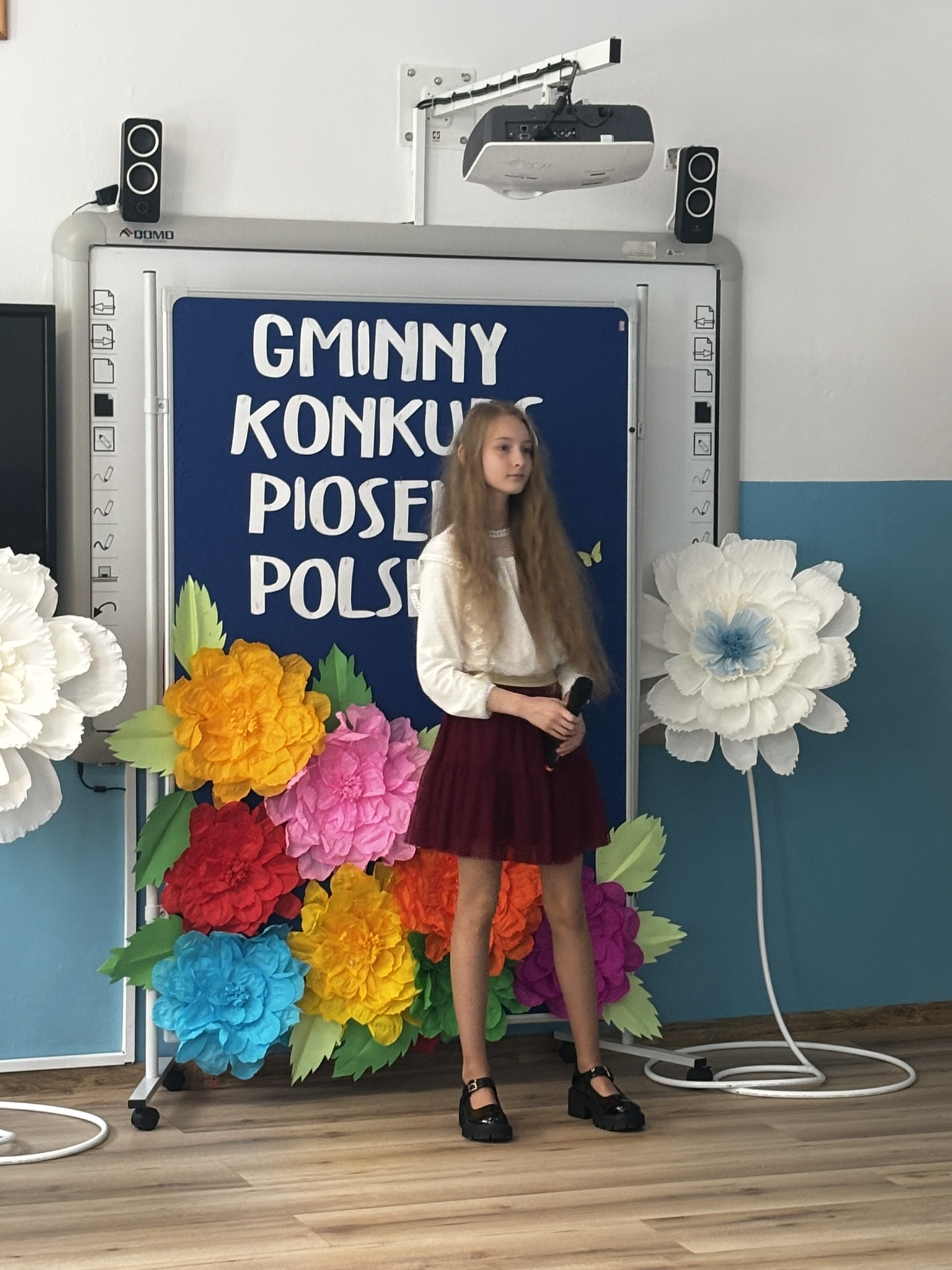 Zdjęcie przedstawia uczestnika konkursu wokalnego w&nbsp;trakcie występu