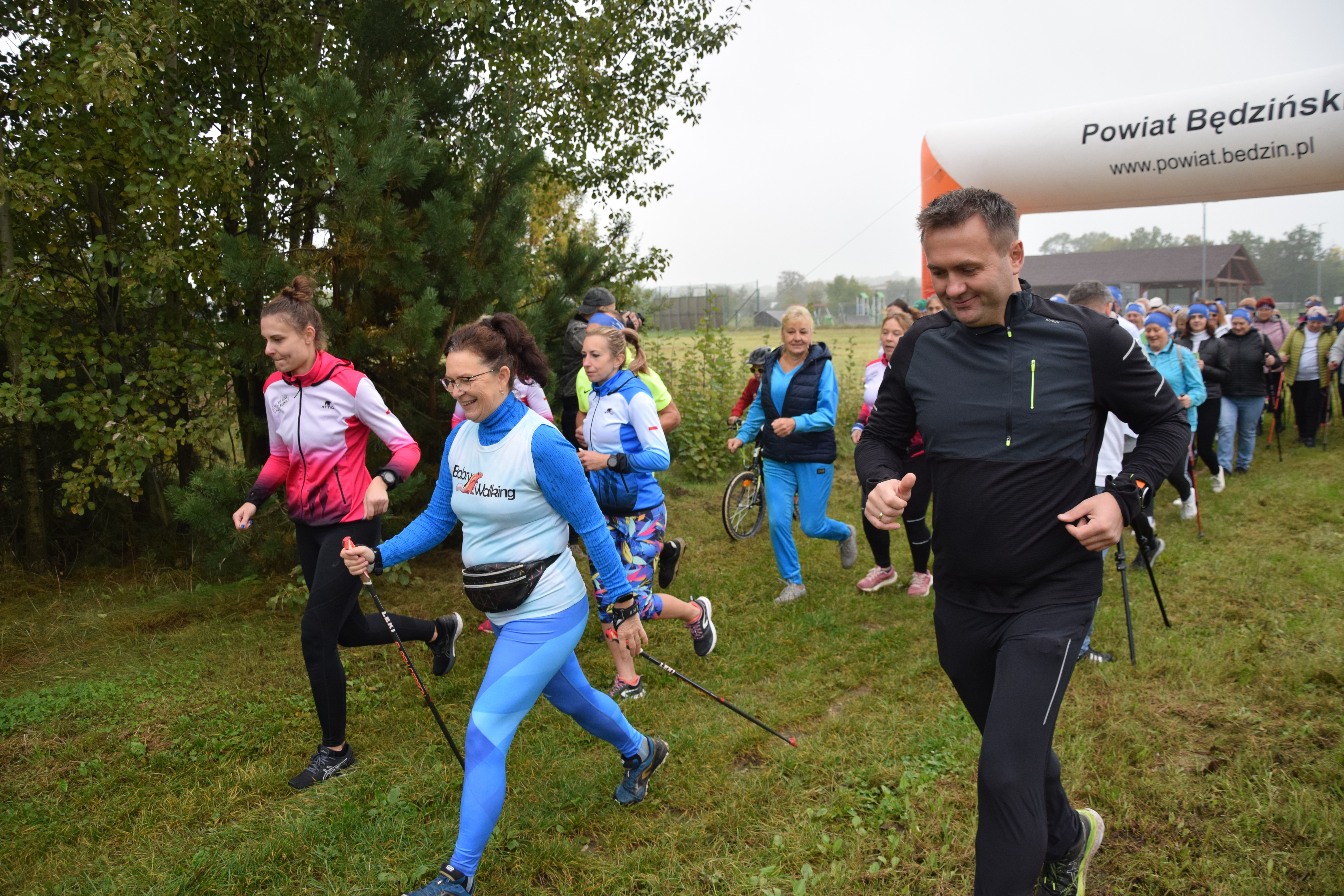 Zdjęcie przedstawiające uczestników wydarzenia w trakcie biegu