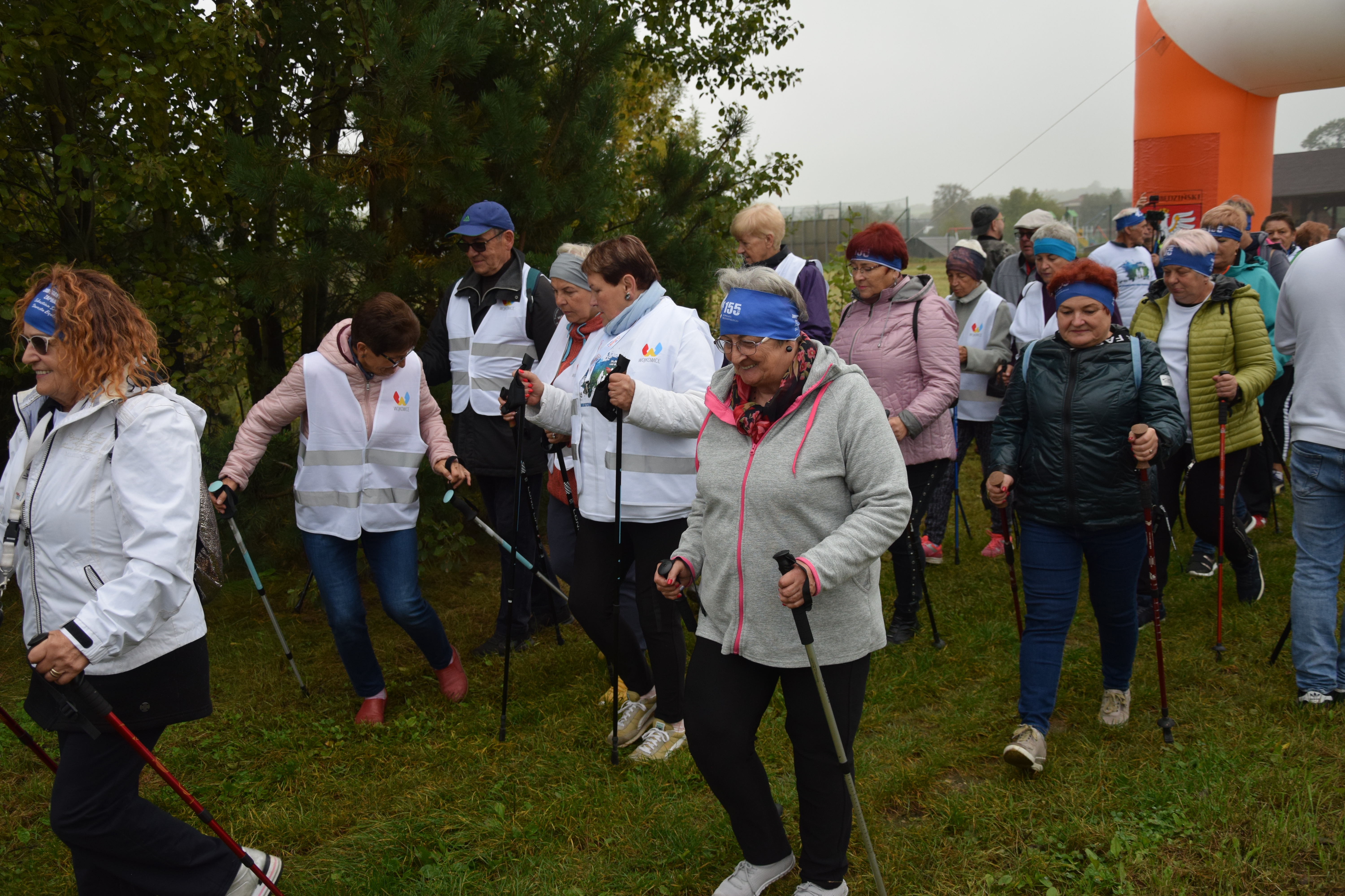 Zdjęcie przedstawiające uczestników wydarzenia w trakcie biegu
