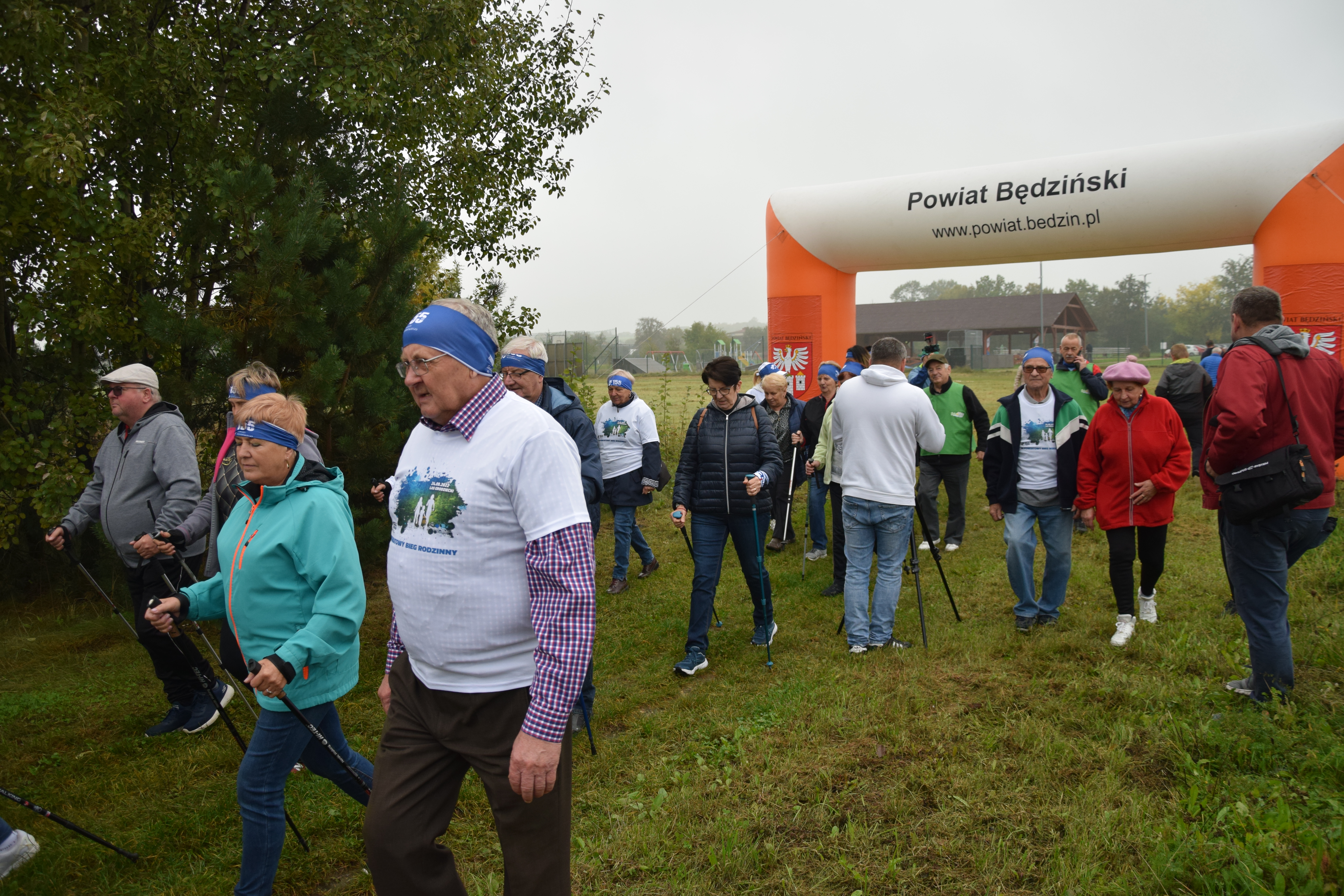 Zdjęcie przedstawiające uczestników wydarzenia w trakcie biegu