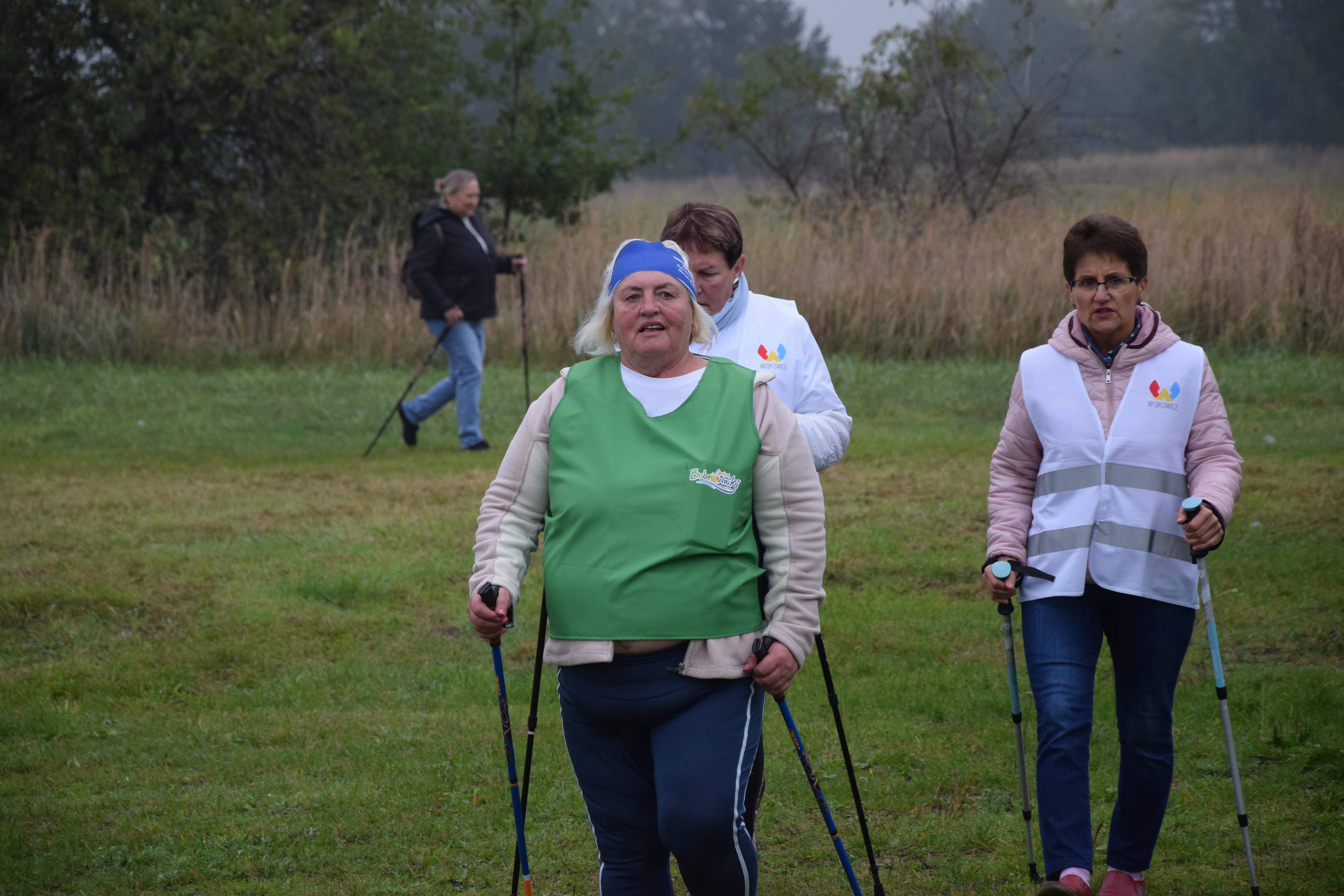 Zdjęcie przedstawiające uczestników wydarzenia w trakcie biegu
