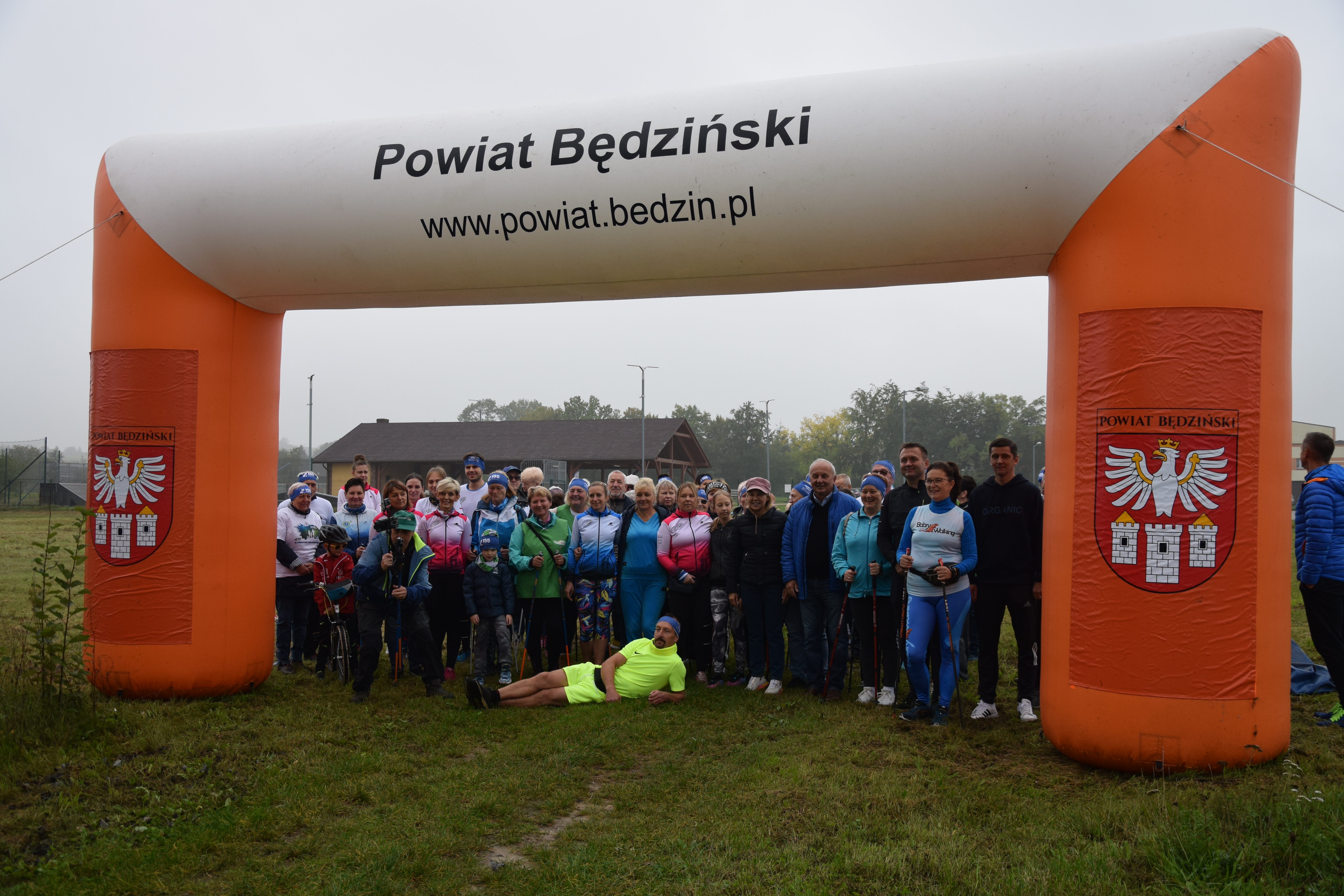 Zdjęcie przedstawiające uczestników przed startem biegu