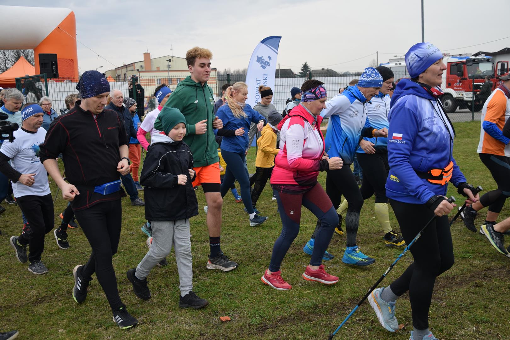 Zdjęcie przedstawia uczestników imprezy podczas biegu