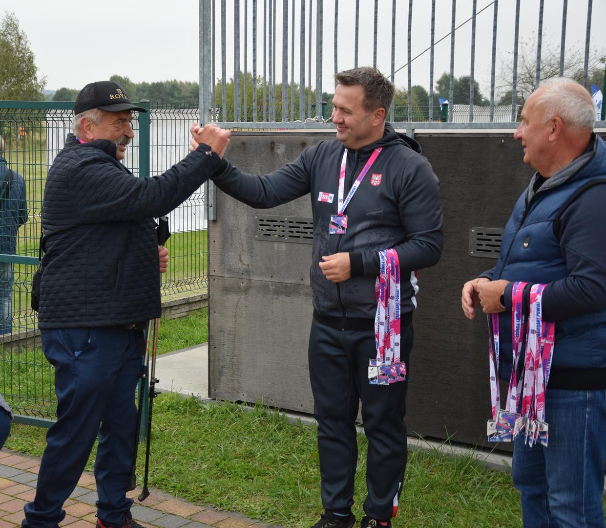 Zdjęcie przedstawia Starostę Powiatowego Sebastiana Szaleńca witającego uczestnika wyścigu na mecie wyścigu