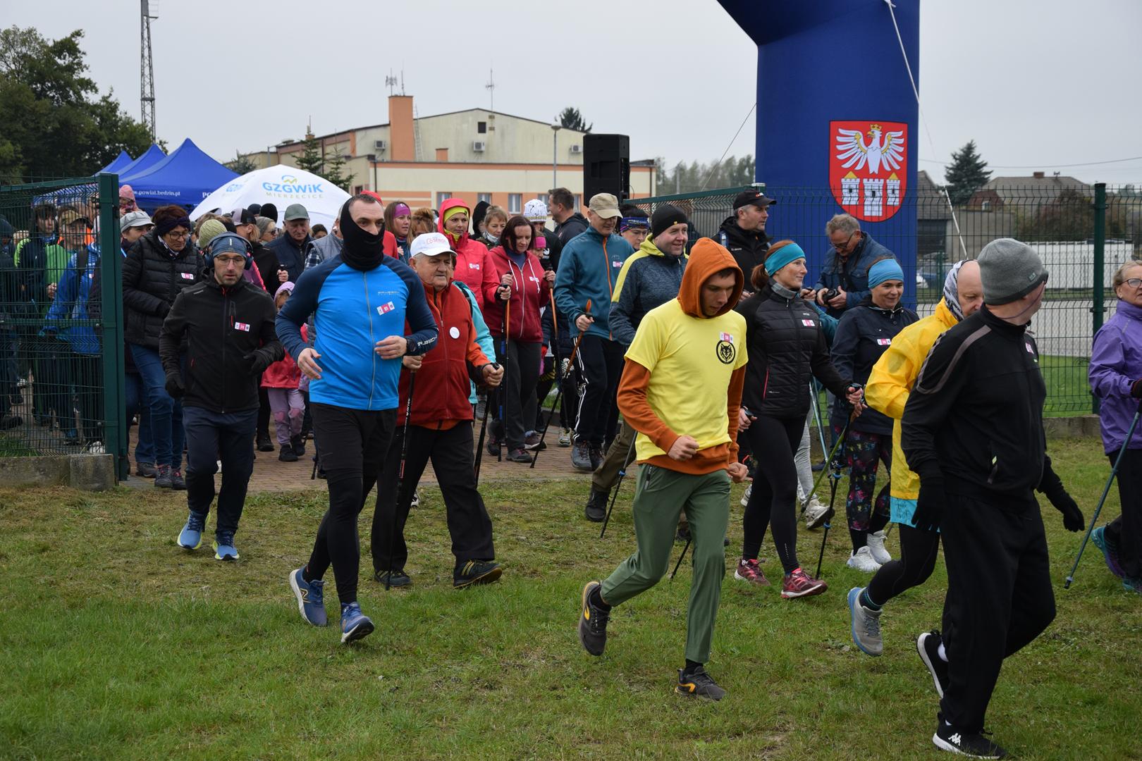 Zdjęcie przedstawia moment rozpoczęcia biegu