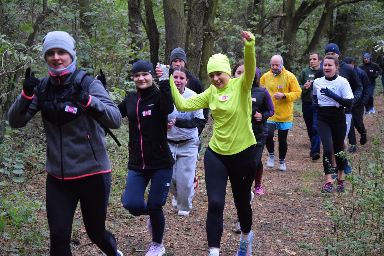 Zdjęcie przedstawia uczestników wydarzenia na trasie biegu
