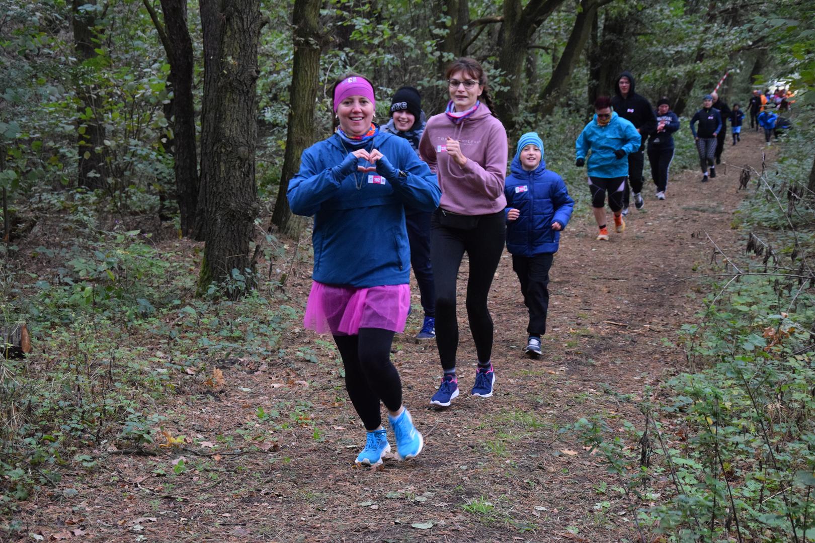 Zdjęcie przedstawia uczestników wydarzenia na trasie biegu