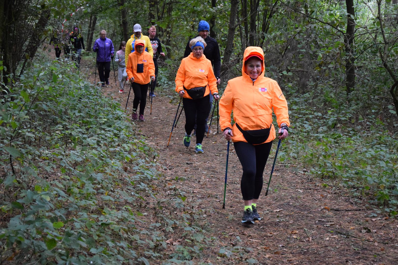 Zdjęcie przedstawia uczestników wydarzenia na trasie biegu