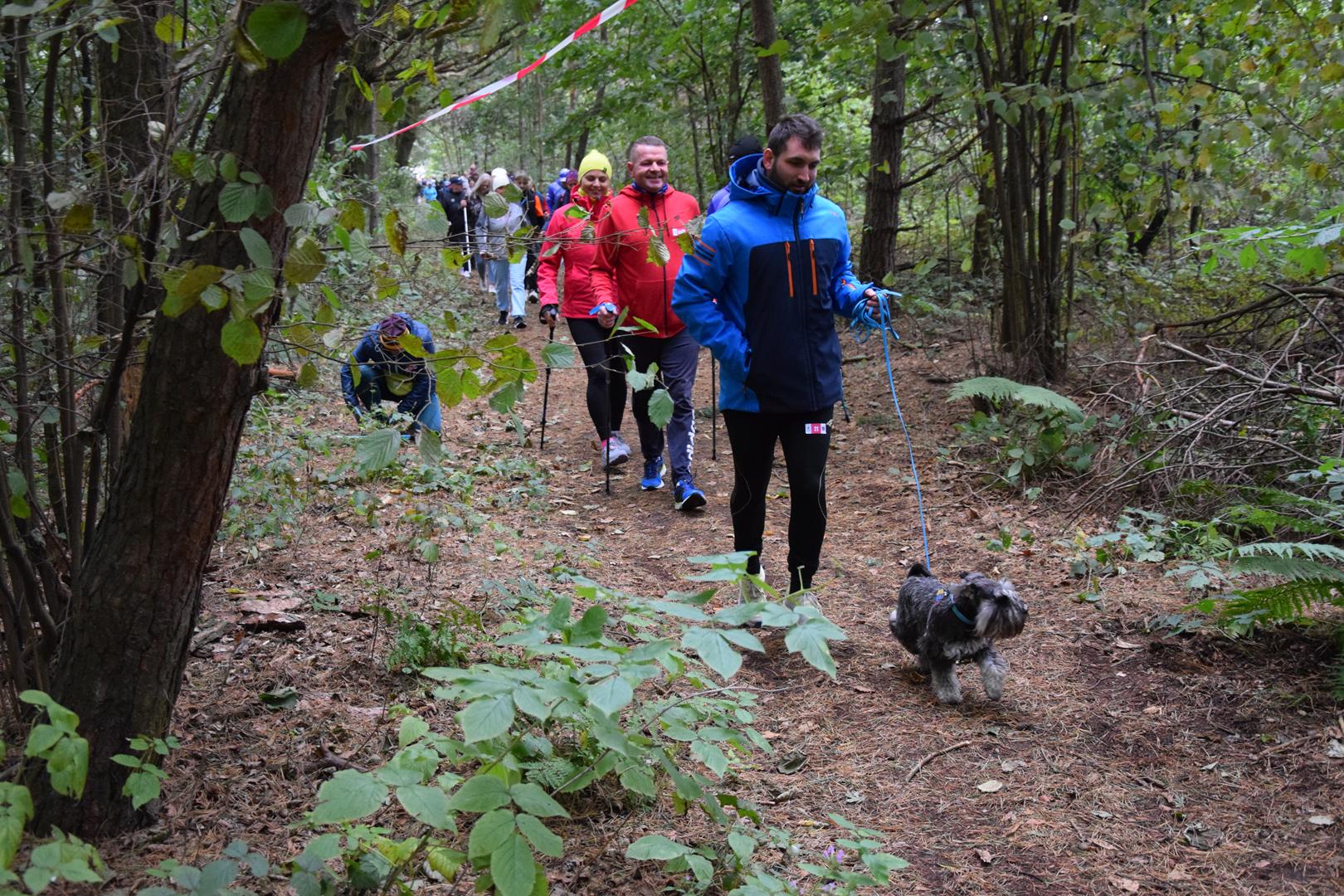 Zdjęcie przedstawia uczestników wydarzenia na trasie biegu