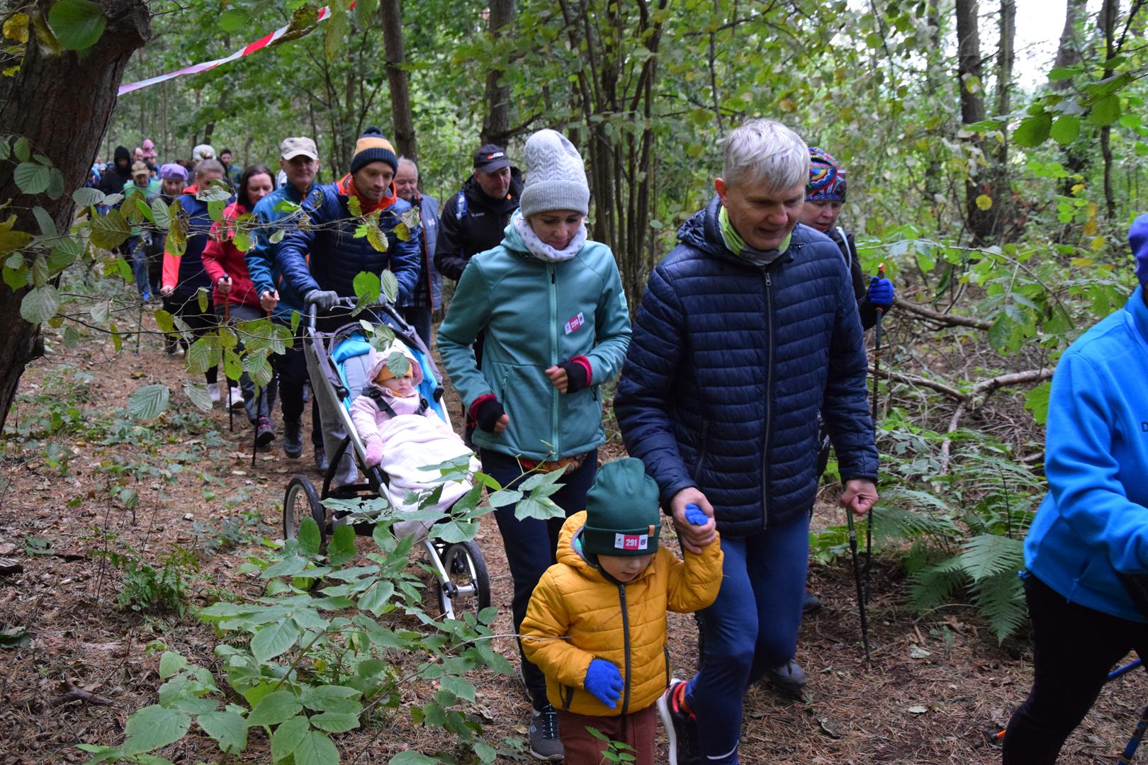 Zdjęcie przedstawia uczestników wydarzenia na trasie biegu