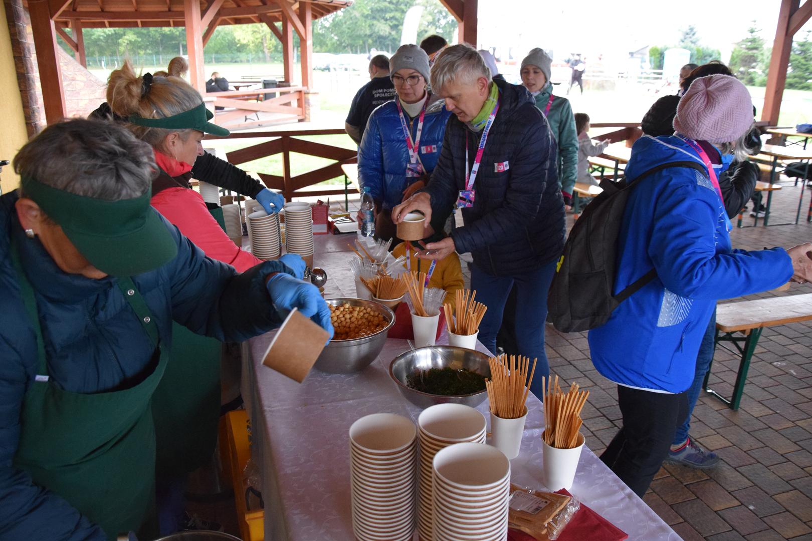 Zdjęcie przedstawia stoisko z&nbsp;ciepłą zupą