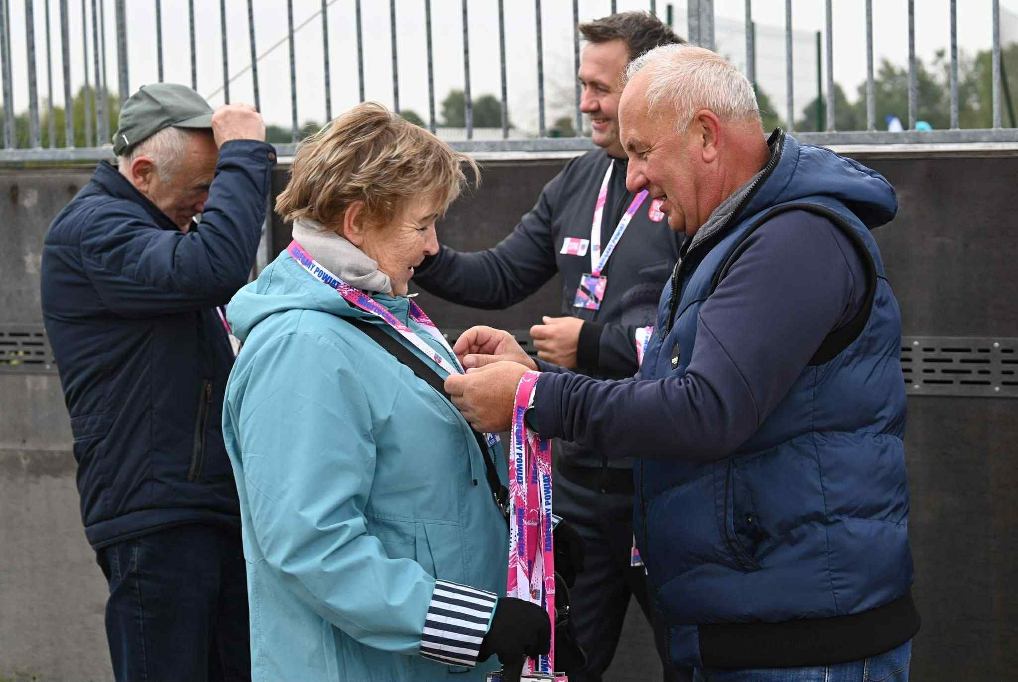 Zdjęcie przedstawia moment wręczania pamiątkowych medali