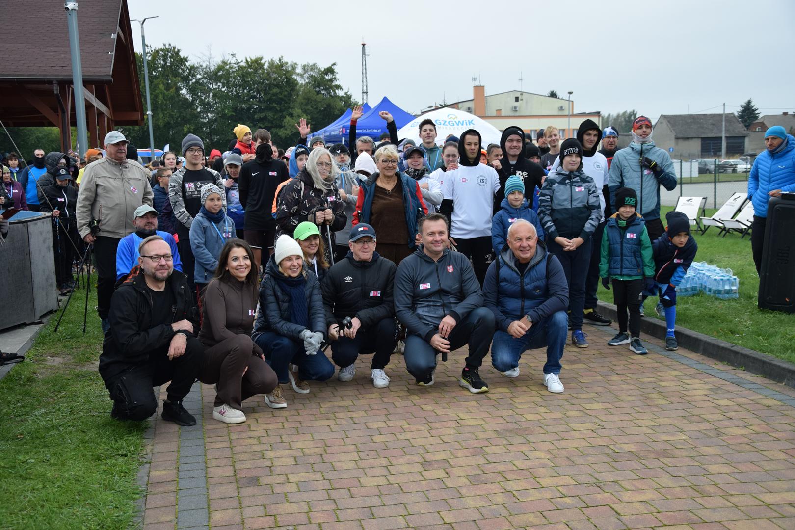 Wspólne zdjęcie uczestników wydarzenia wraz z&nbsp;zaproszonymi goścmi