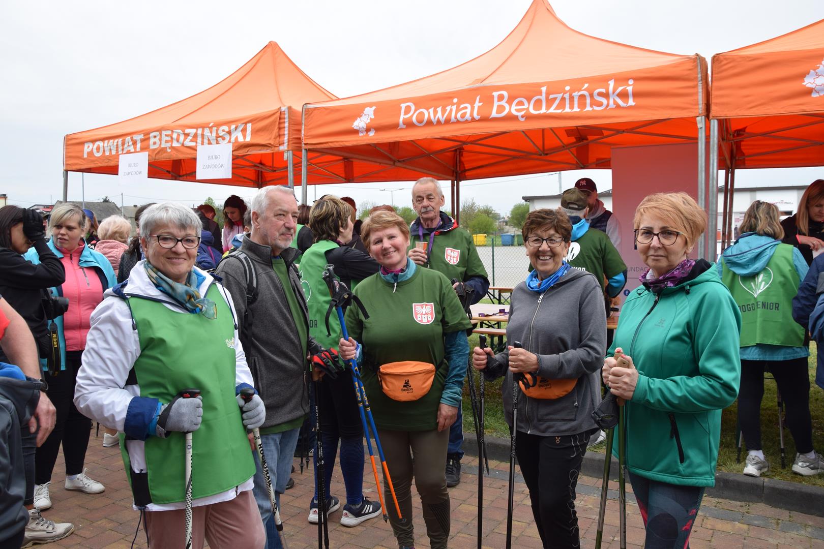 Zdjęcie przedstawiające pozujących uczestników biegu