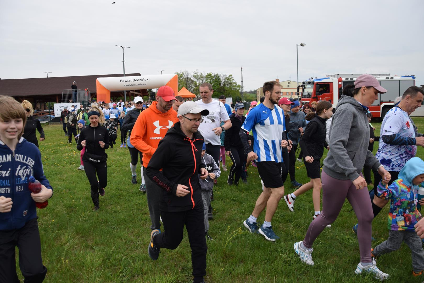 Zdjęcie przedstawiające moment startu biegu