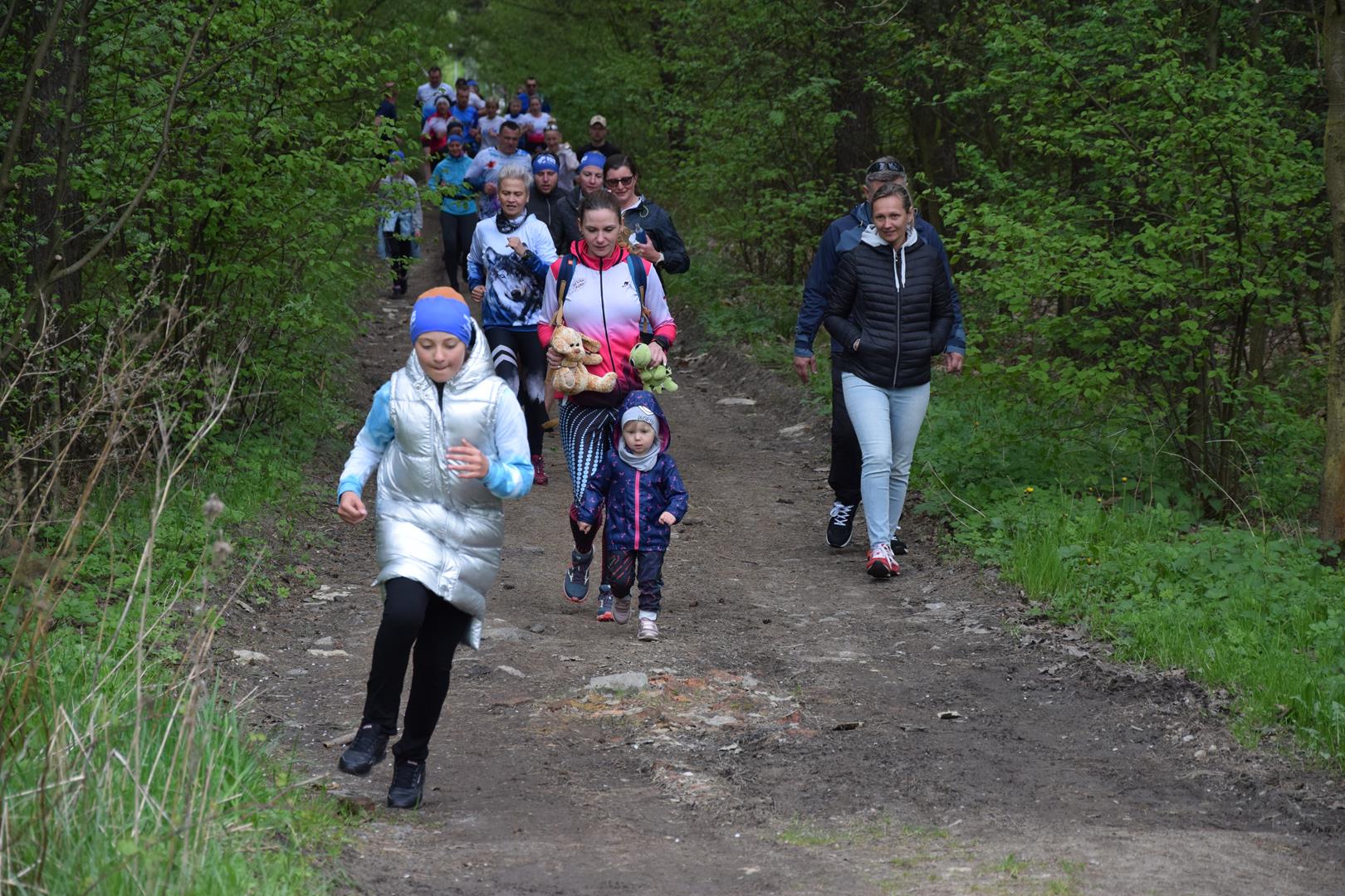 Zdjęcie przedstawiające uczestników wydarzenia na trasie biegu