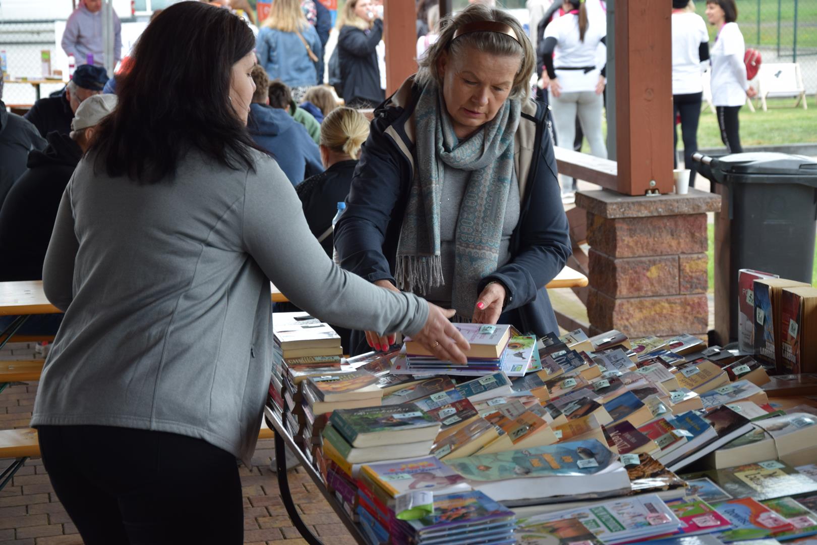 Zdjęcie przedstawiające stanowisko pracowników Biblioteki Publicznej im. Jana Pawła II w Mierzęcicach oraz Fili Biblioteki Publicznej nr 5 Mierzęcice Osiedle