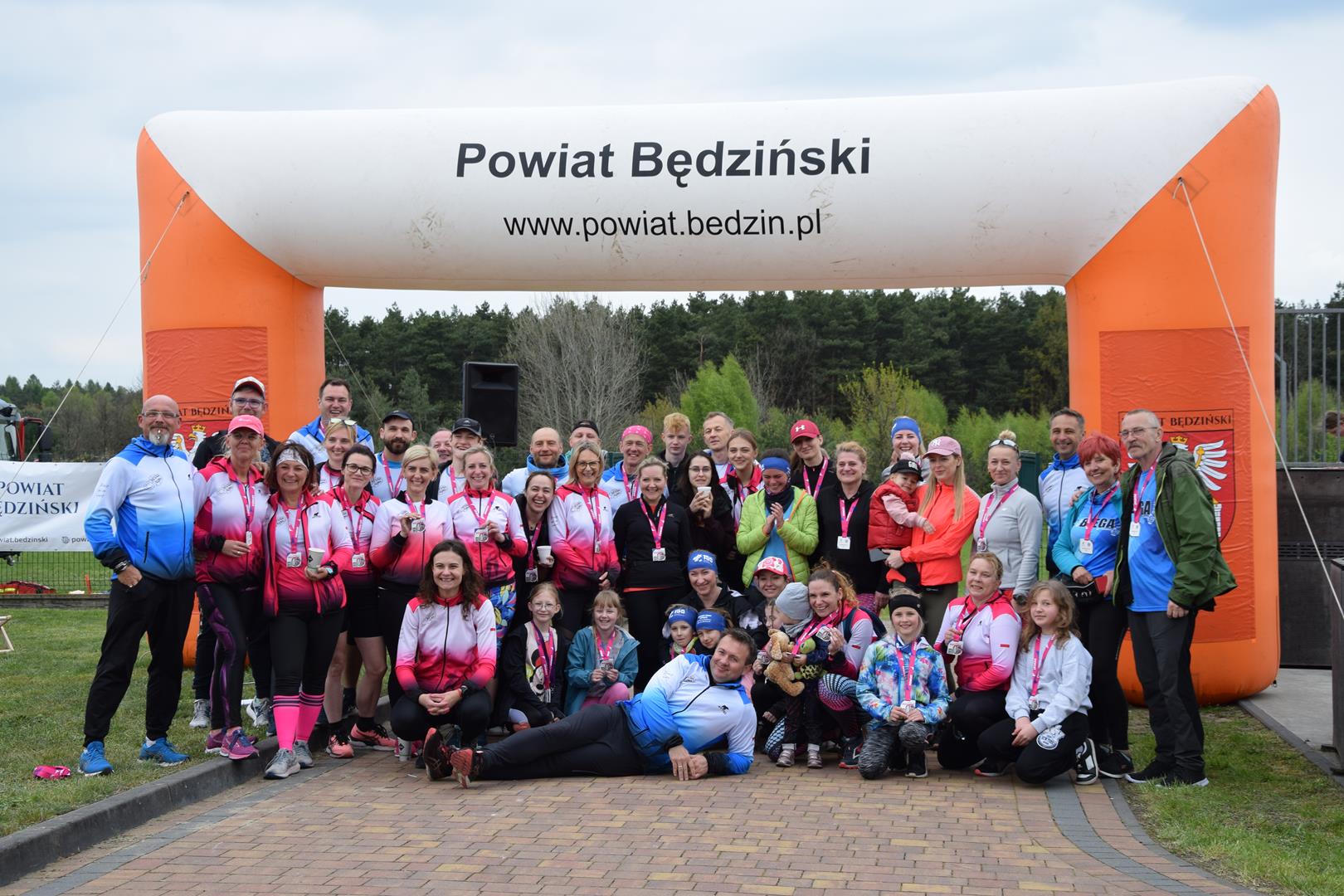 Zdjęcie przedstawiające pozujących uczestników wydarzenia