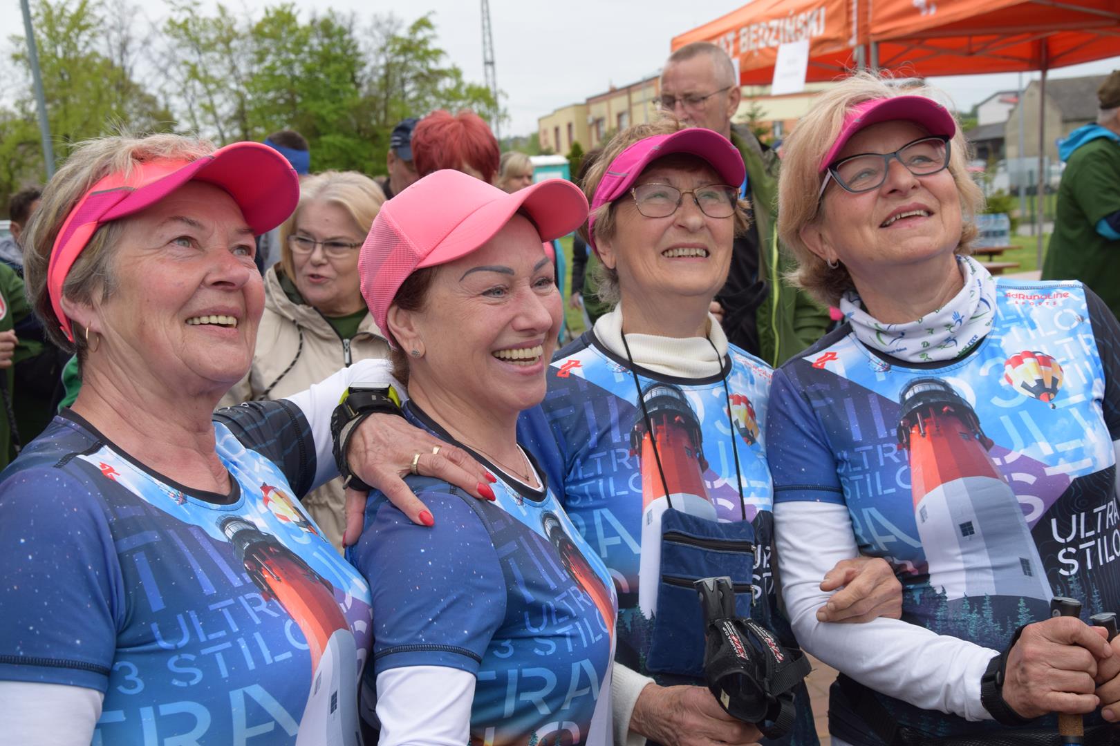 Zdjęcie przedstawiające pozujących uczestników biegu