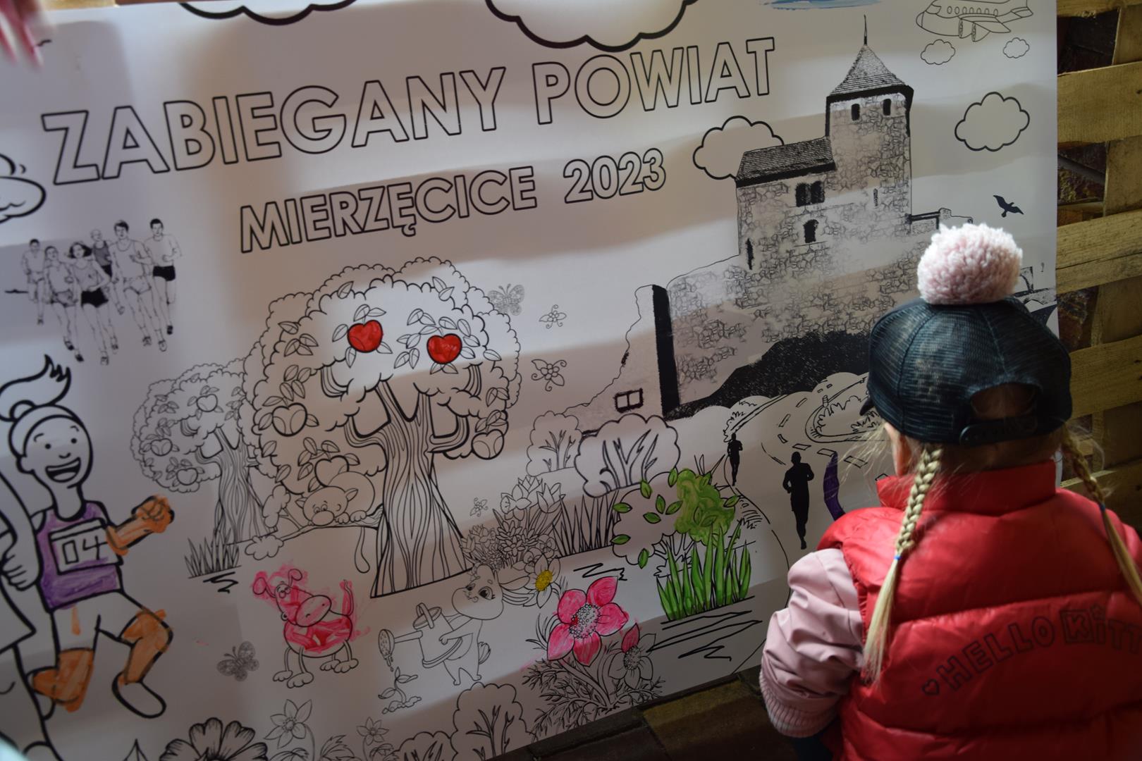 Zdjęcie przedstawiające kolorowankę wielkoformatową dla najmłodszych uczestników biegu