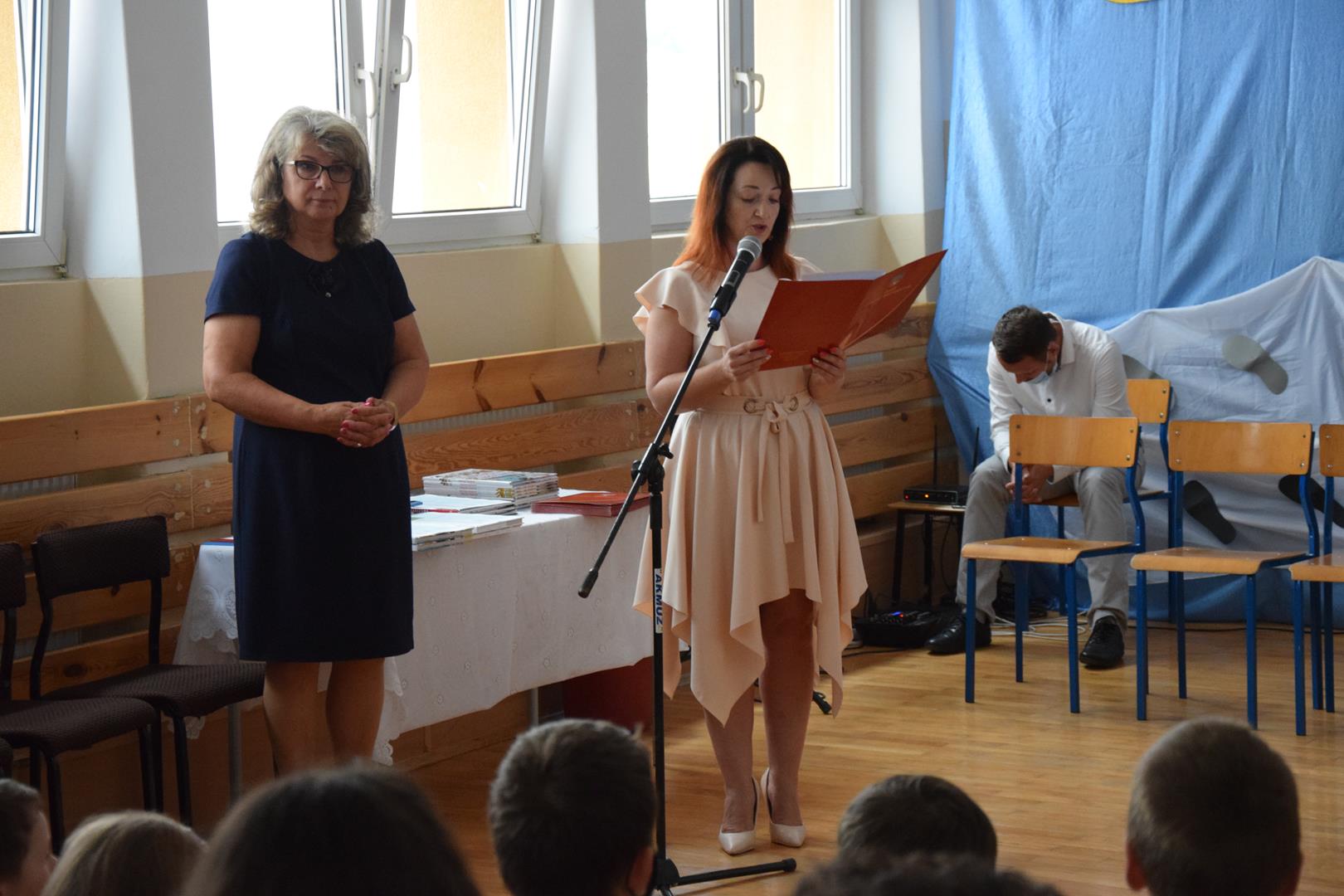 Zdjęcie przedstawiające moment przemowy Zastępcy Wójta Gminy Mierzęcice Iwony Pańty na sali szkoły podstawowej w Przeczycach