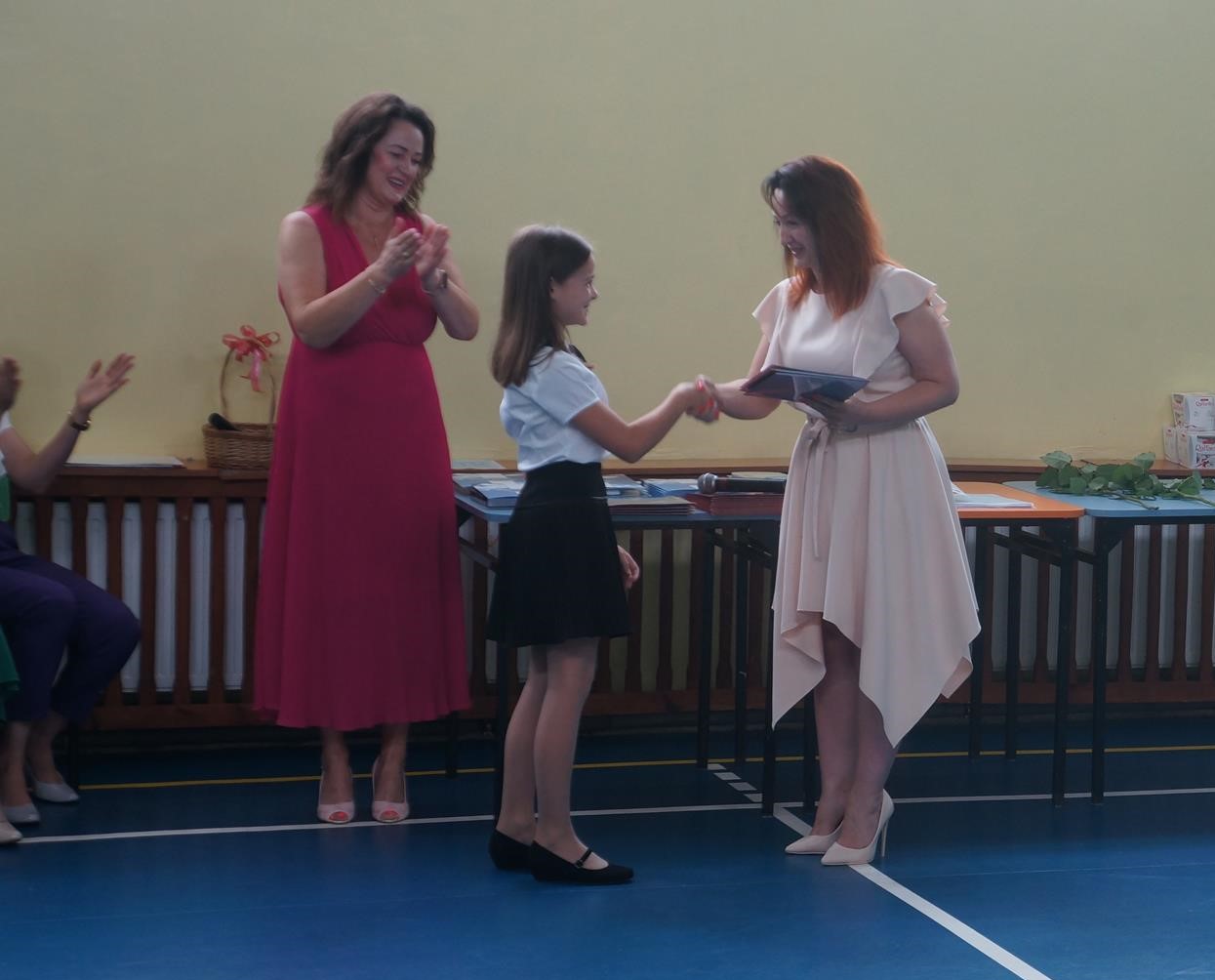 Zdjęcie przedstawiające moment wręczenia dyplomu uczennicy SP2 w Mierzęcicach przez Zastępcę Wójta Gminy Mierzęcice Iwonę Pańta