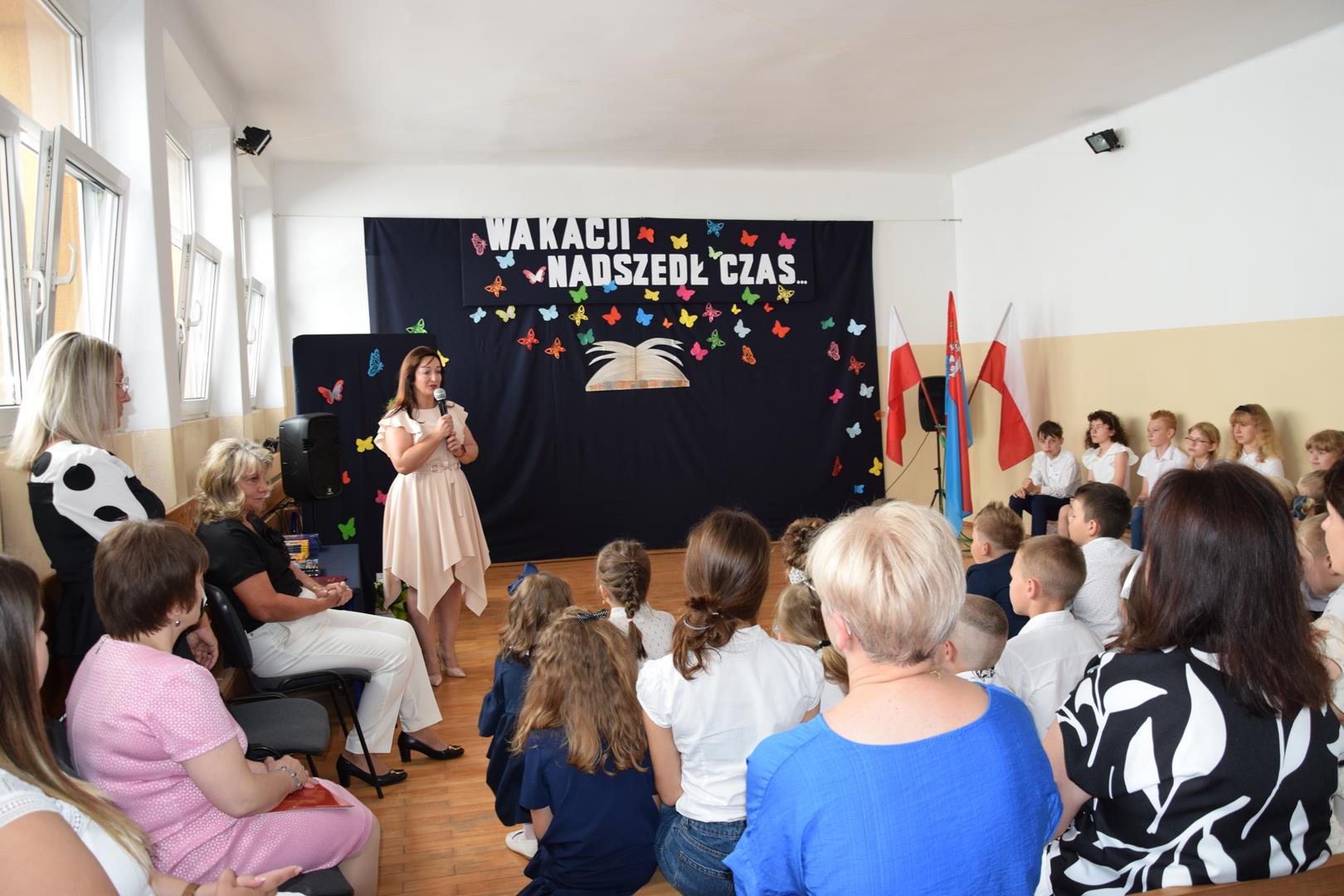 Zdjęcie przedstawiające fragment uroczystości zakończenia roku szkolnego w Przeczycach