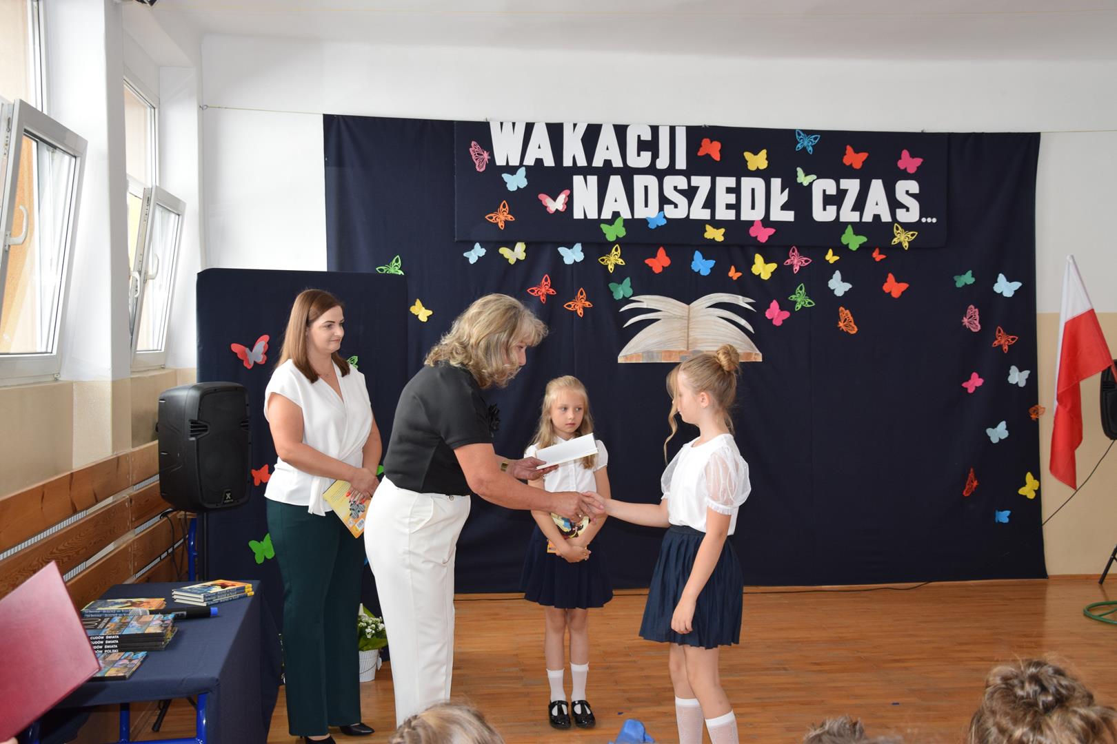 Zdjęcie przedstawiające fragment uroczystości zakończenia roku szkolnego w Szkole Podstawowej w Przeczycach