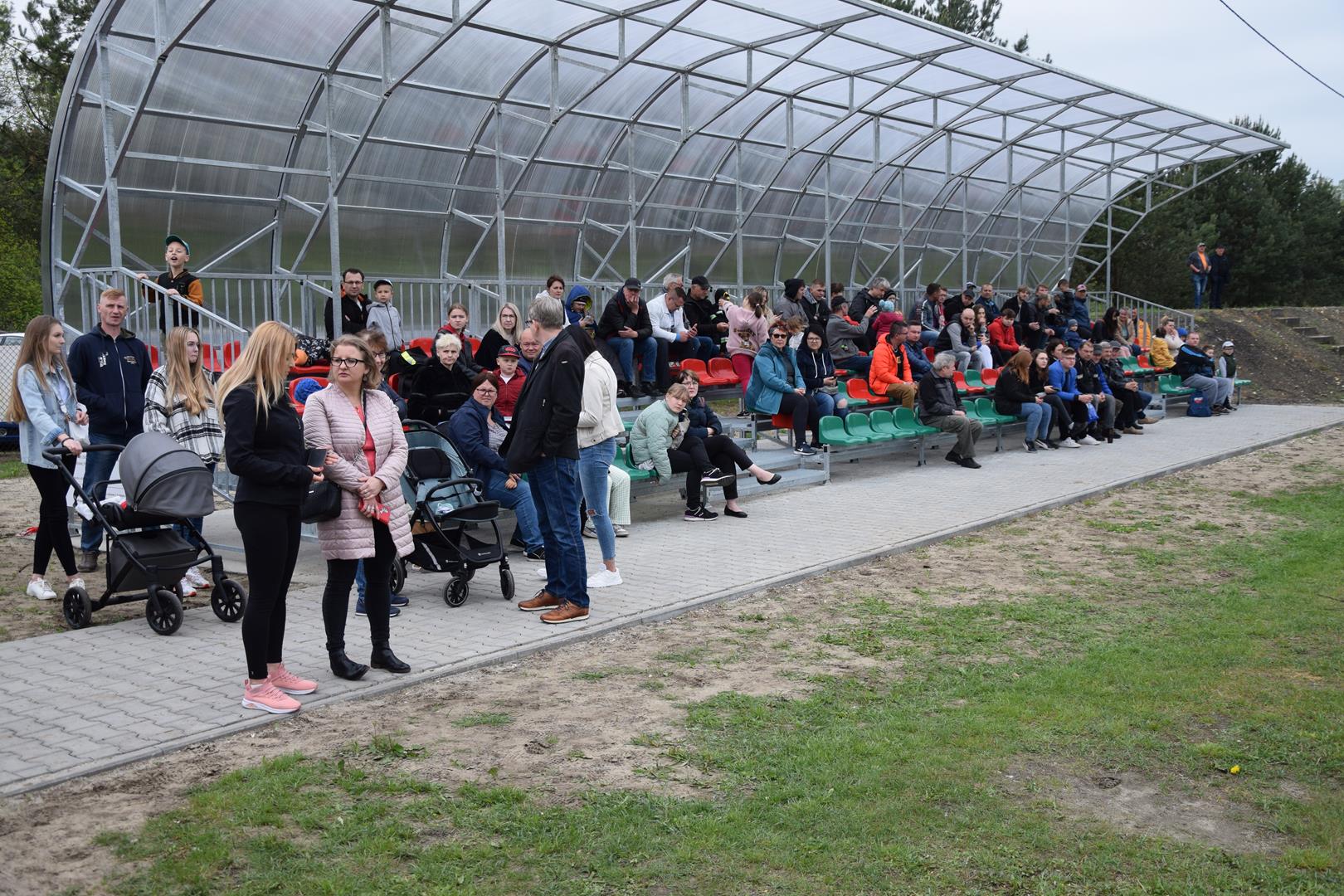 Zdjęcie przedstawiające kibiców stadionu KS Strażak Nowa Wieś "Pinek"