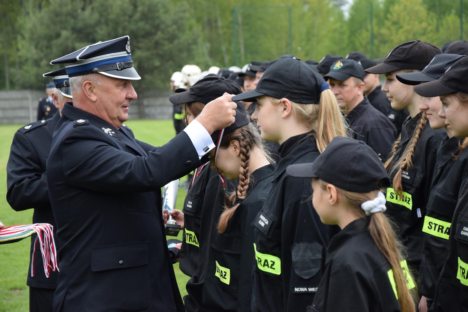 Zdjęcie przedstawiające moment rozdania nagród